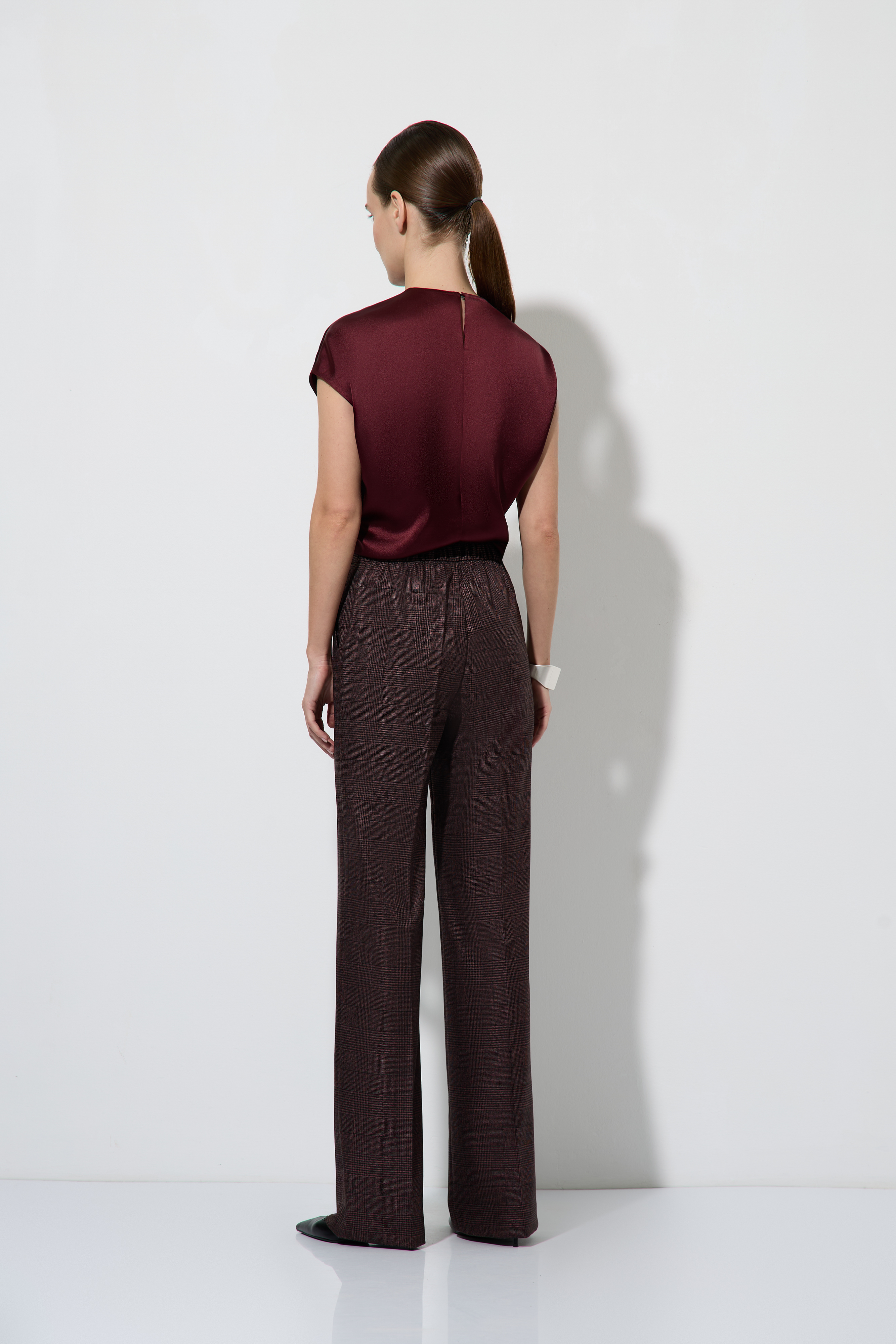 Брюки со стрелками VASSA&Co, пол женский, цвет бордовый