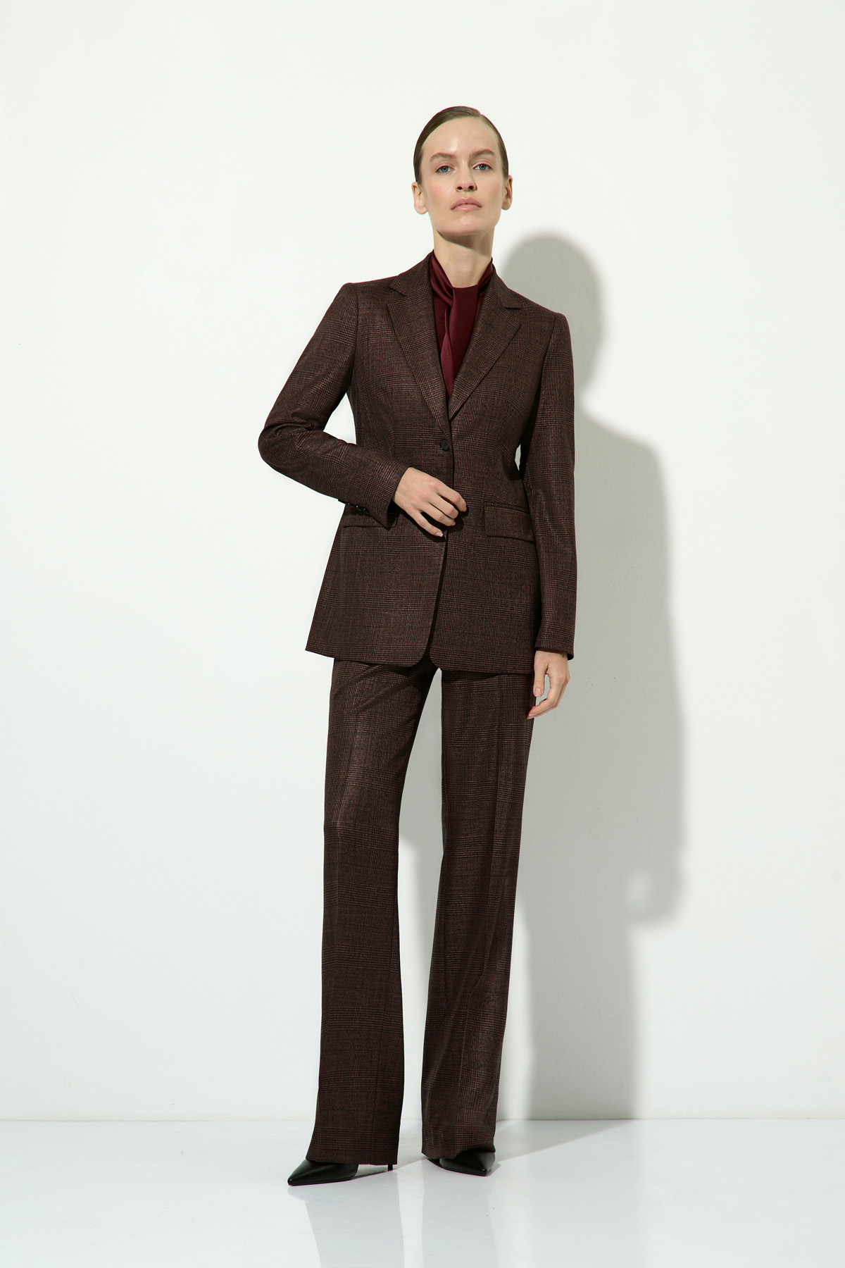 Брюки со стрелками VASSA&Co, пол женский, цвет бордовый