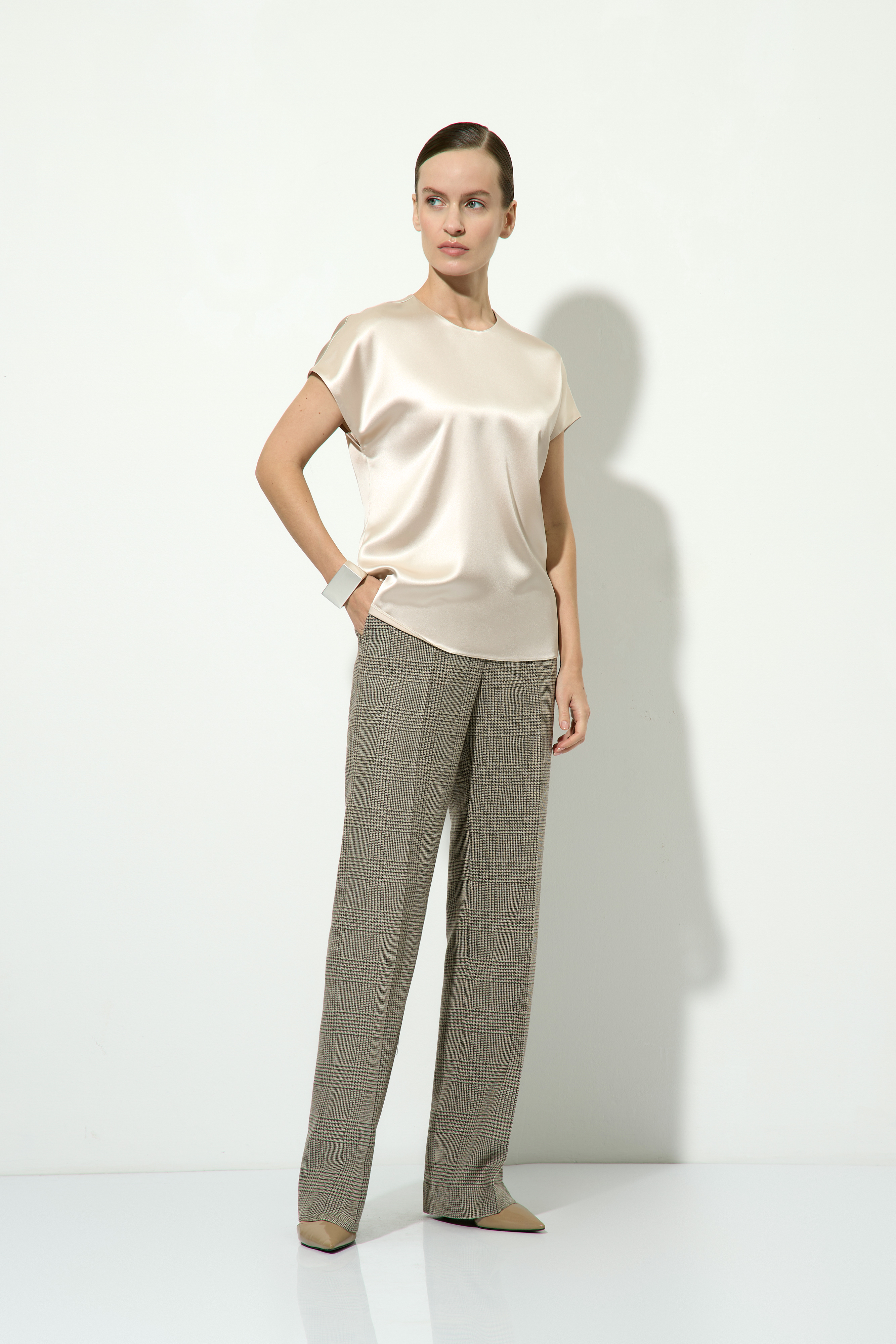 Блузка атласная VASSA&Co, пол женский, цвет бежевый