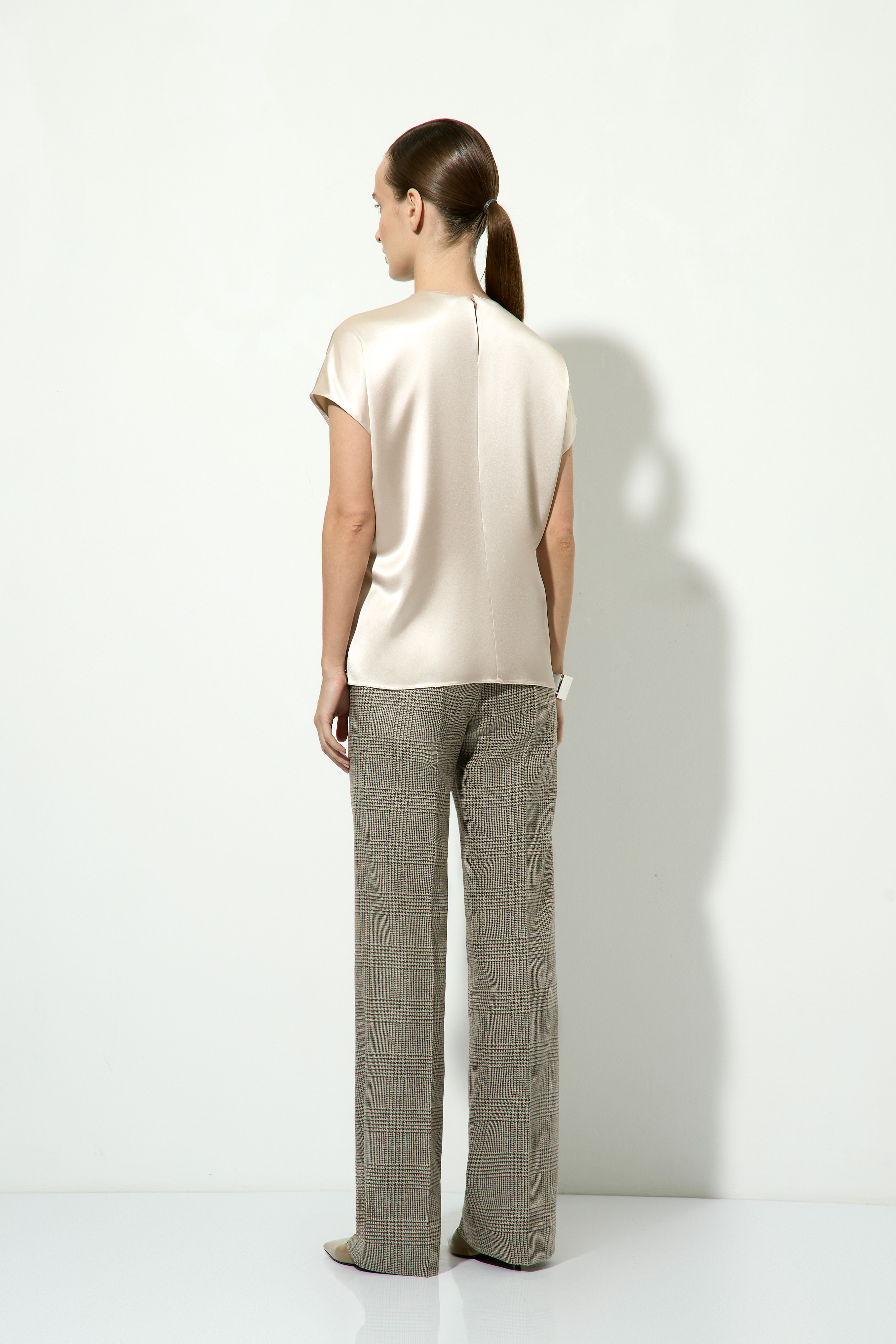 Блузка атласная VASSA&Co, пол женский, цвет бежевый