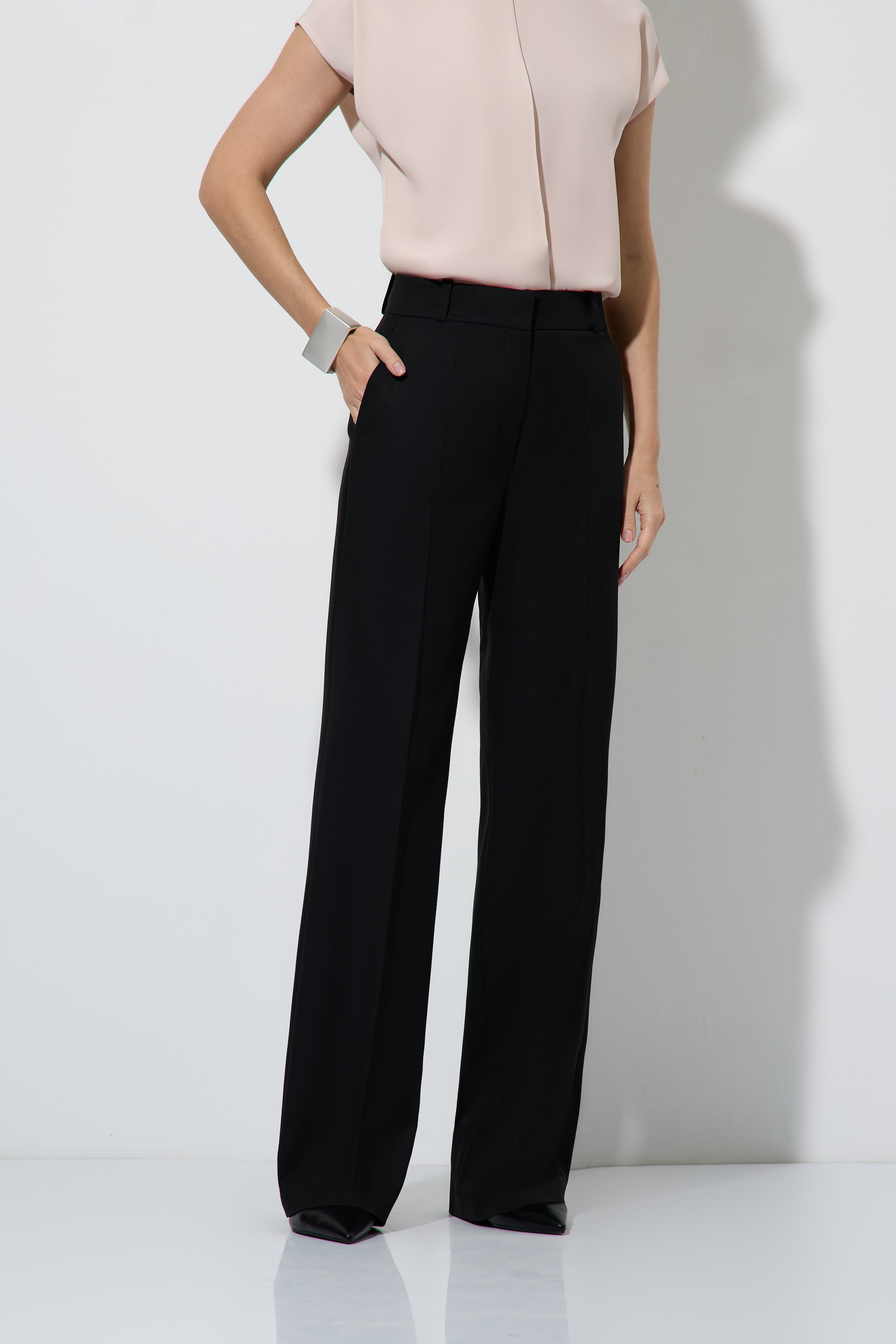 Брюки прямые черного цвета VASSA&Co, пол женский, цвет черный