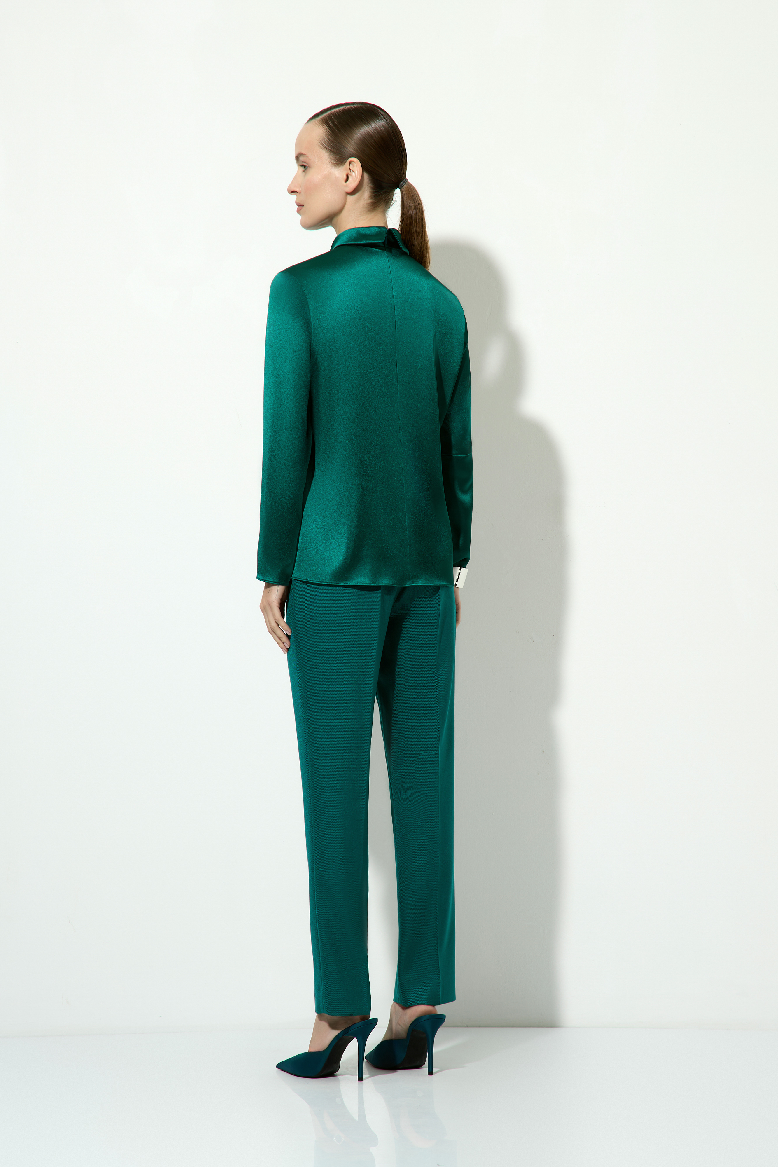 Блузка атласная с длинным рукавом VASSA&Co, пол женский, цвет зеленый