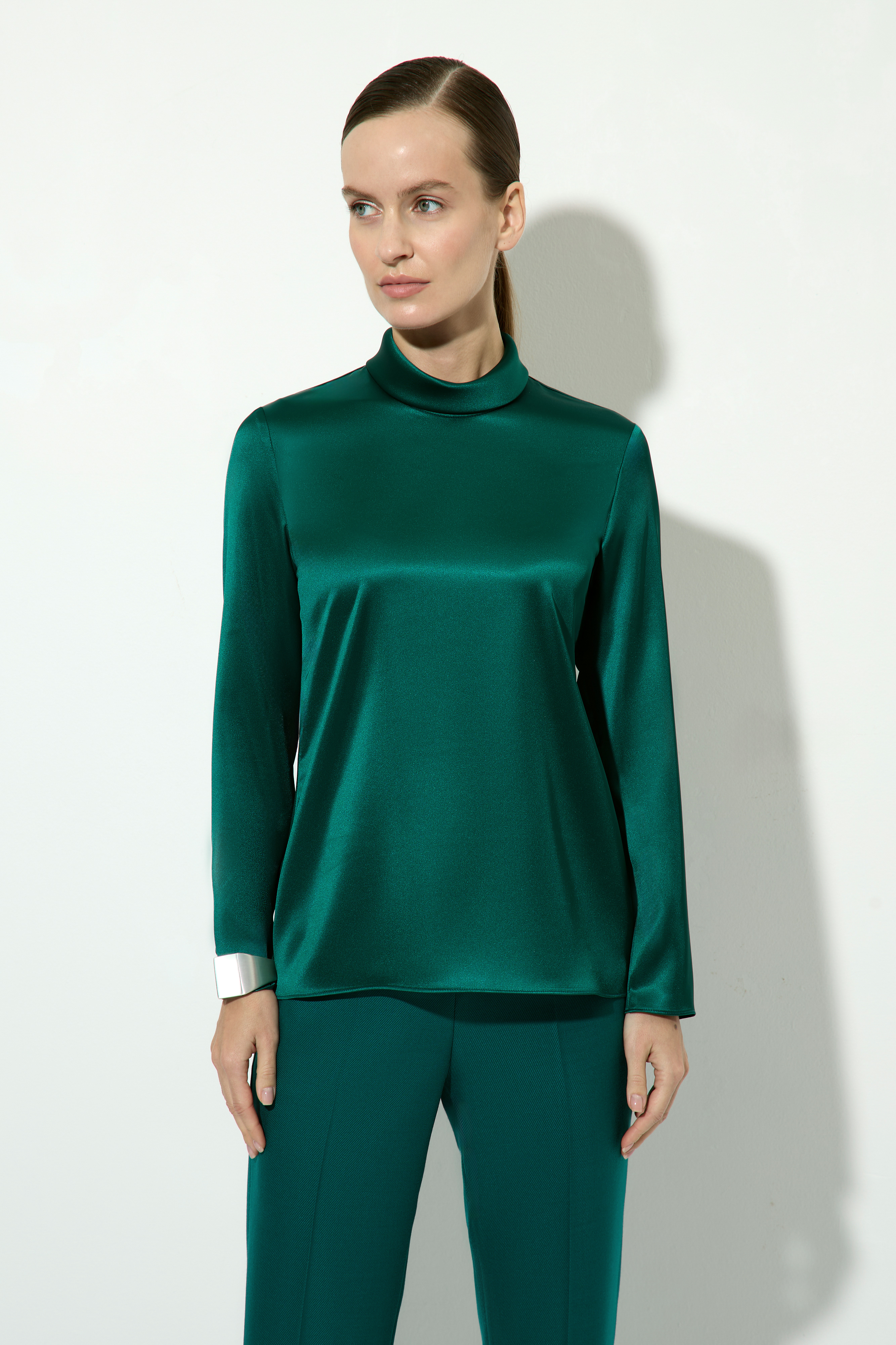 Блузка атласная с длинным рукавом VASSA&Co, пол женский, цвет зеленый