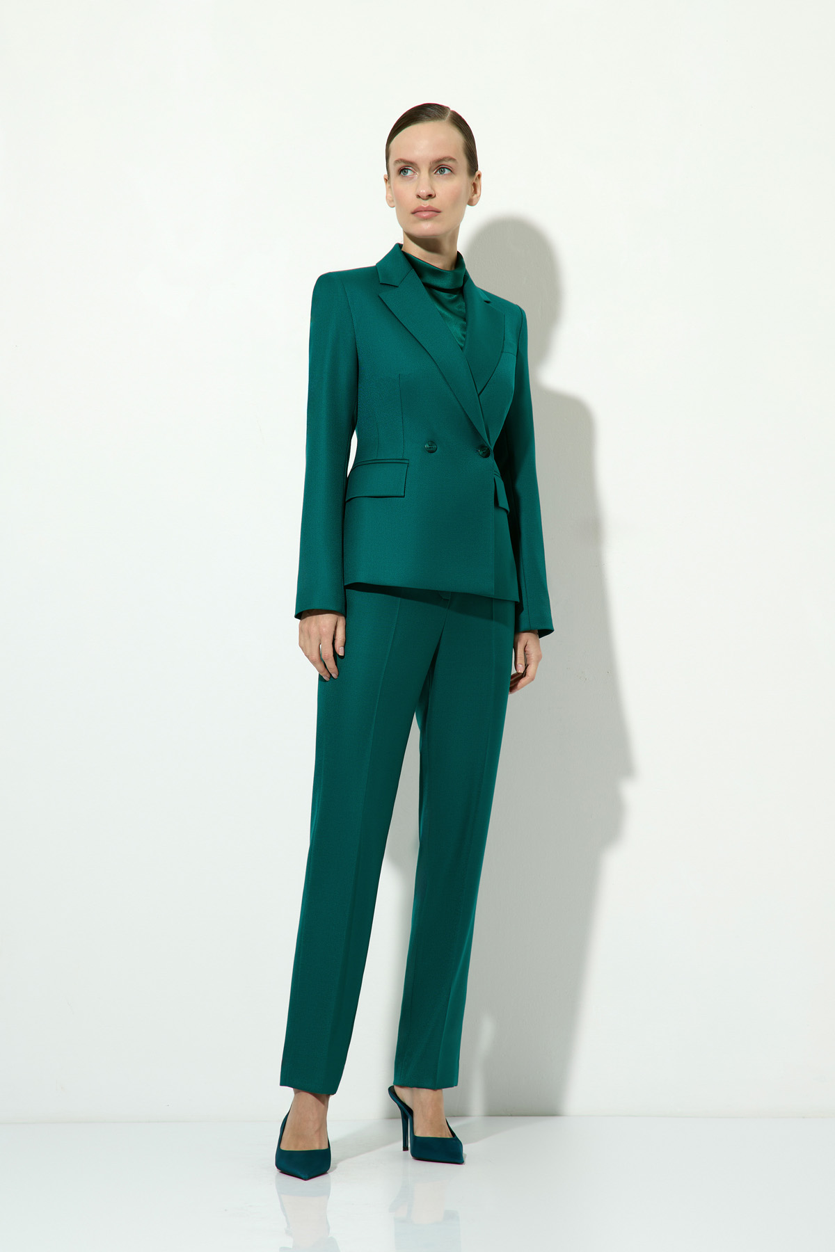 Брюки изумрудного цвета VASSA&Co, пол женский, цвет зеленый