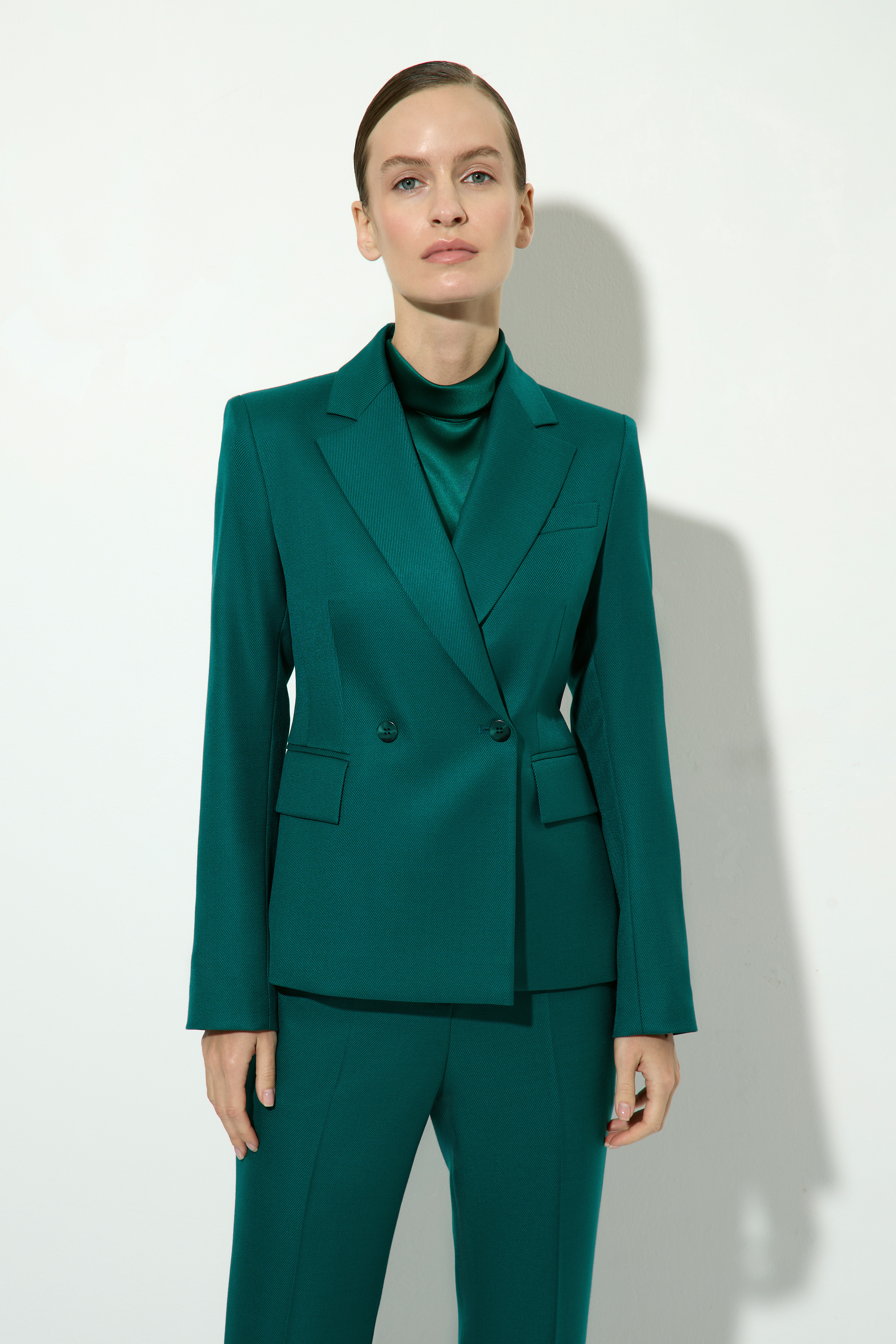 Жакет двубортный приталенный VASSA&Co, пол женский, цвет зеленый