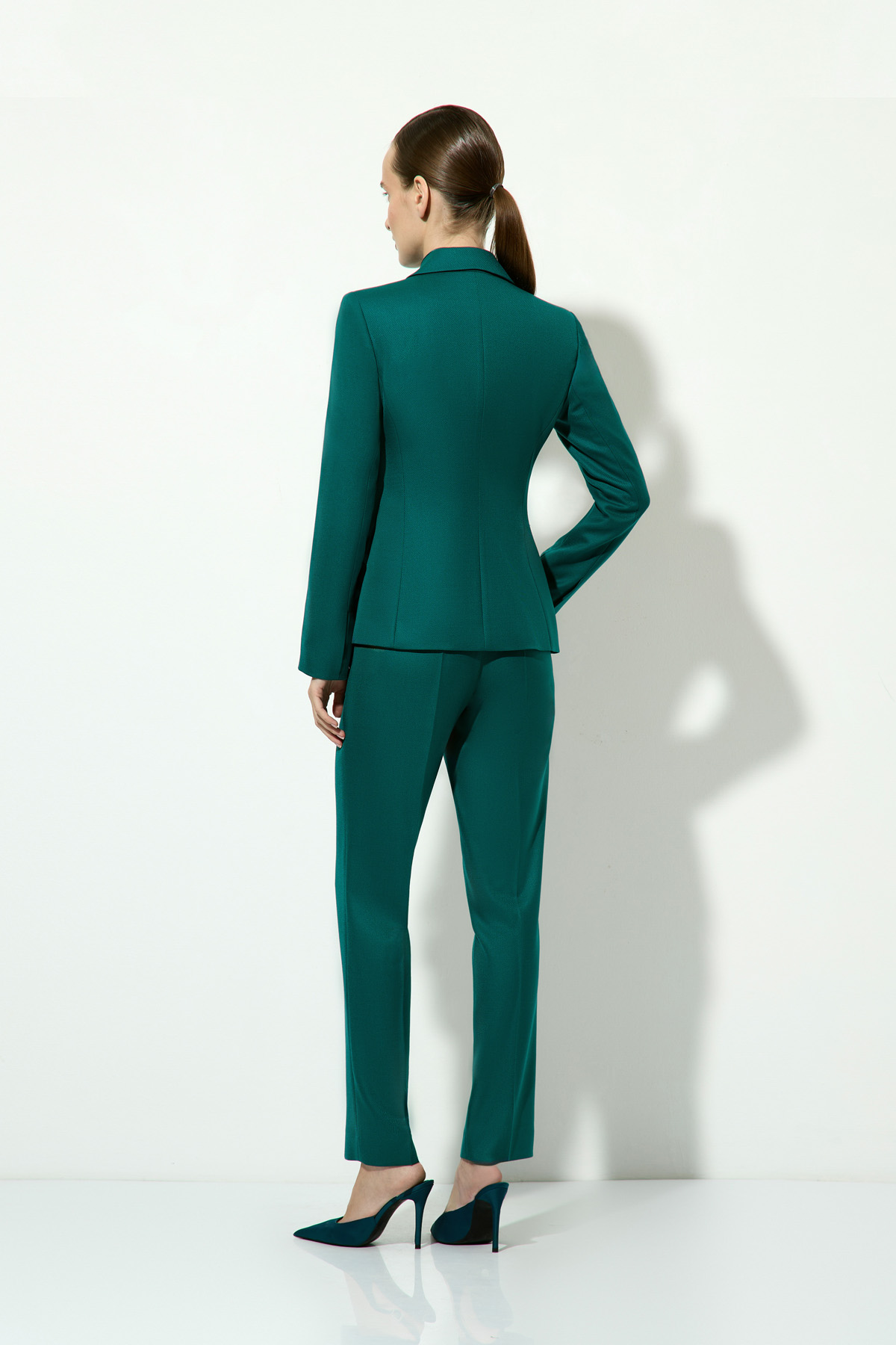 Жакет двубортный приталенный VASSA&Co, пол женский, цвет зеленый