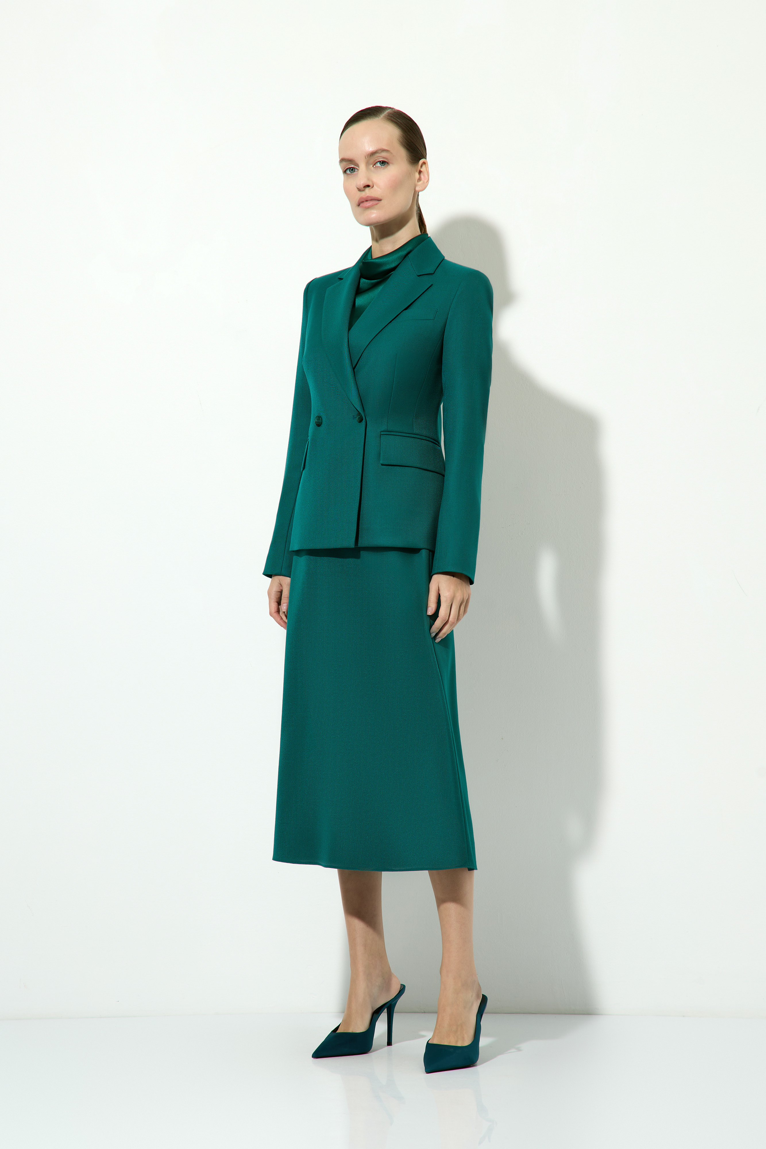 Юбка изумрудного цвета VASSA&Co, пол женский, цвет зеленый