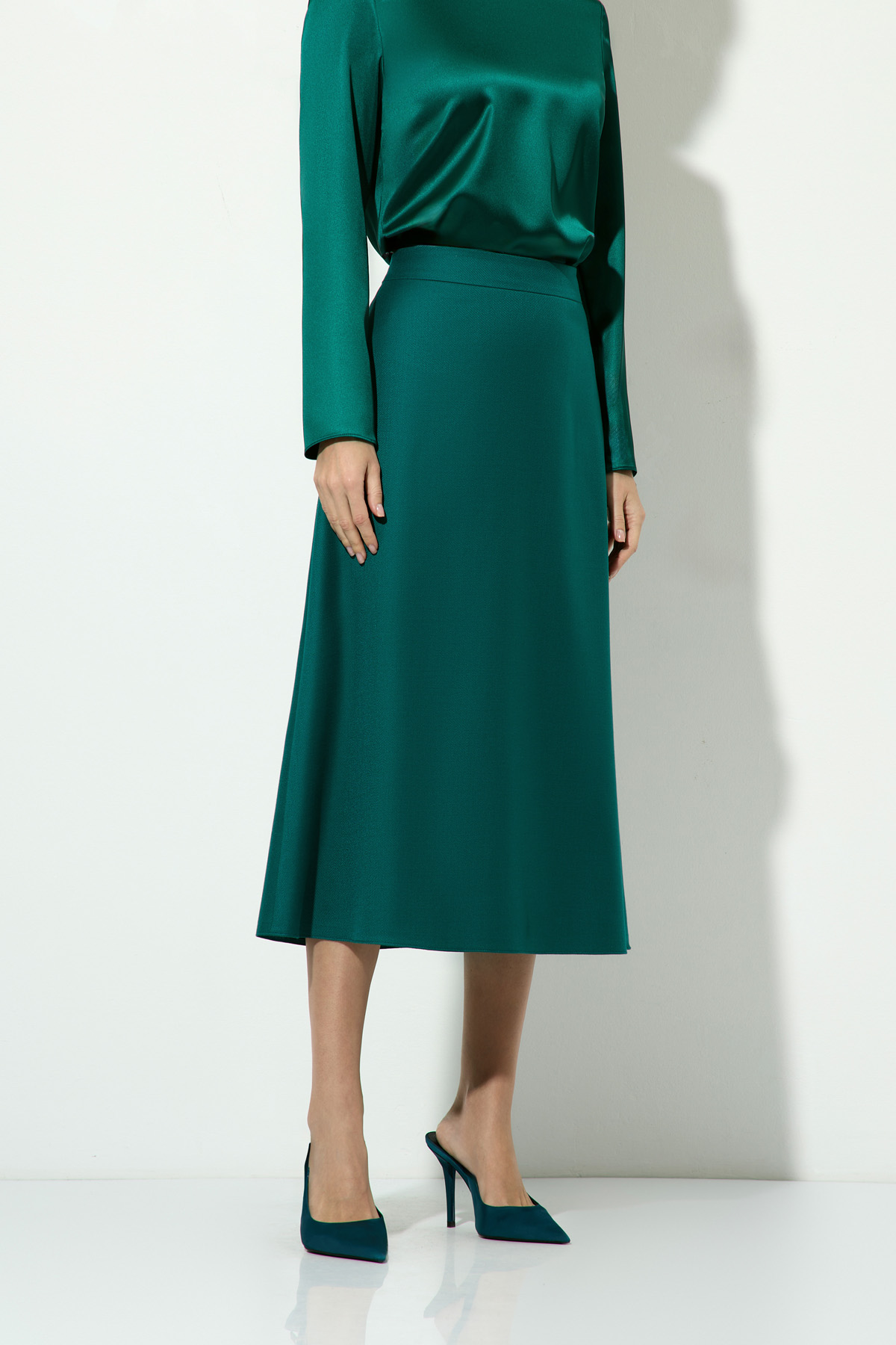 Юбка изумрудного цвета VASSA&Co, пол женский, цвет зеленый