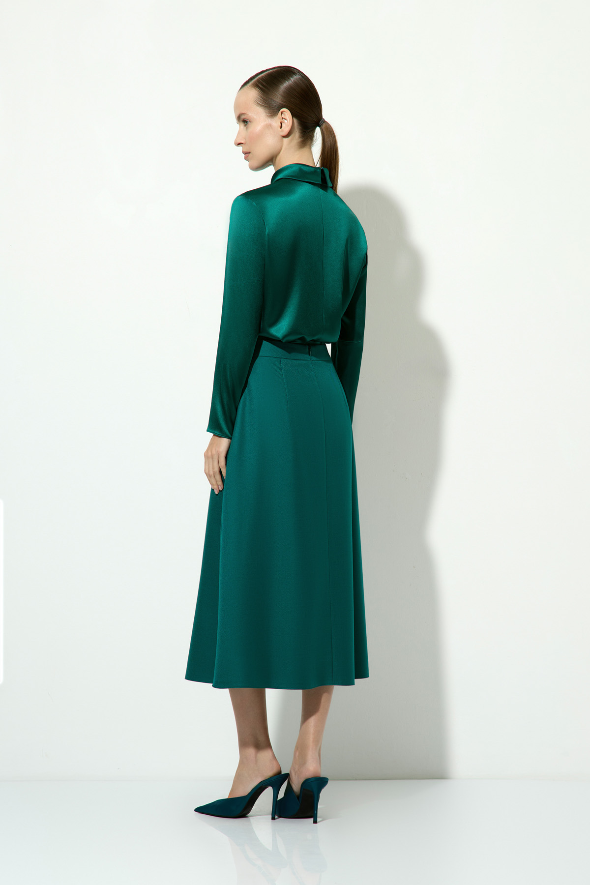 Юбка изумрудного цвета VASSA&Co, пол женский, цвет зеленый