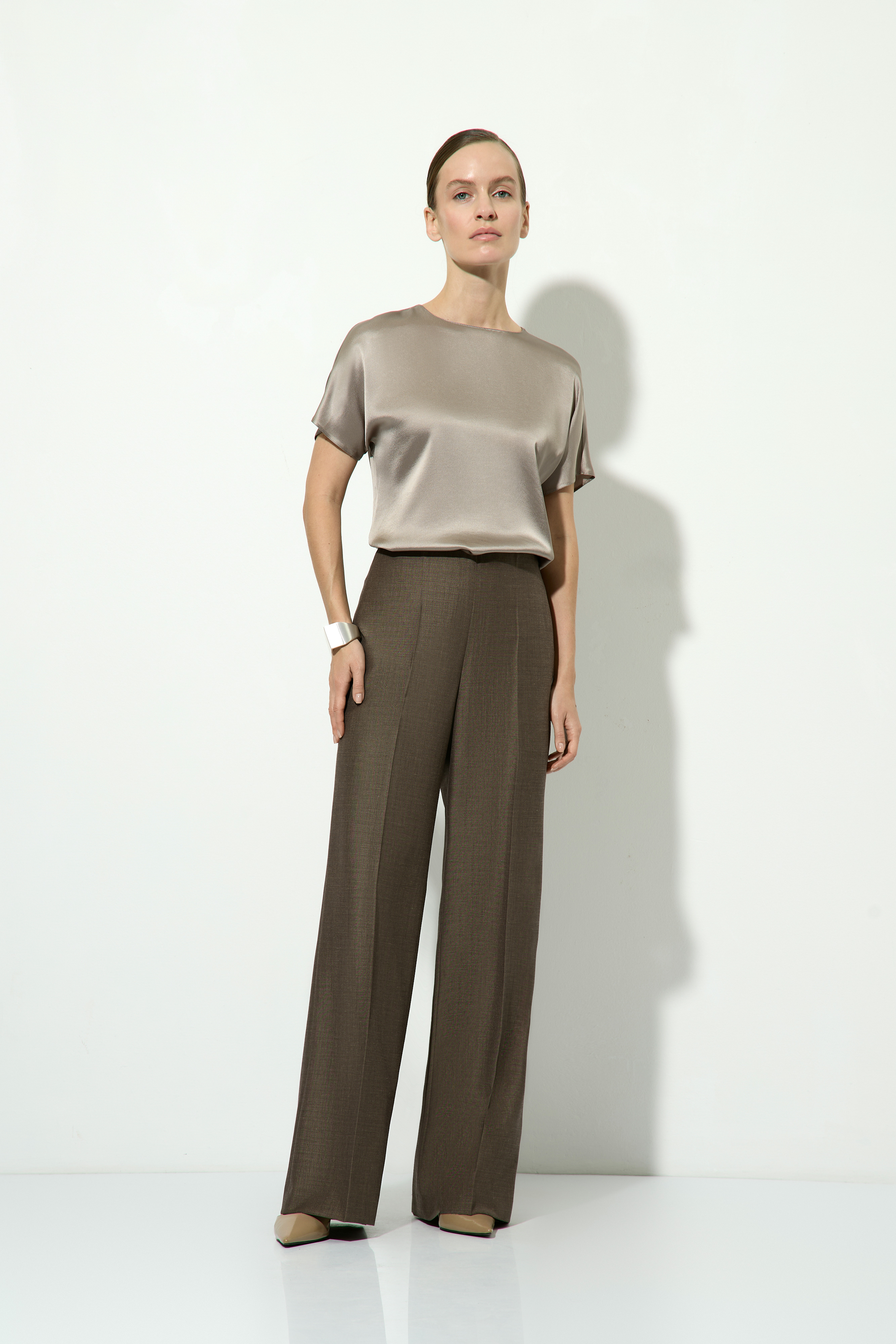 Брюки со стрелками VASSA&Co, пол женский, цвет коричневый