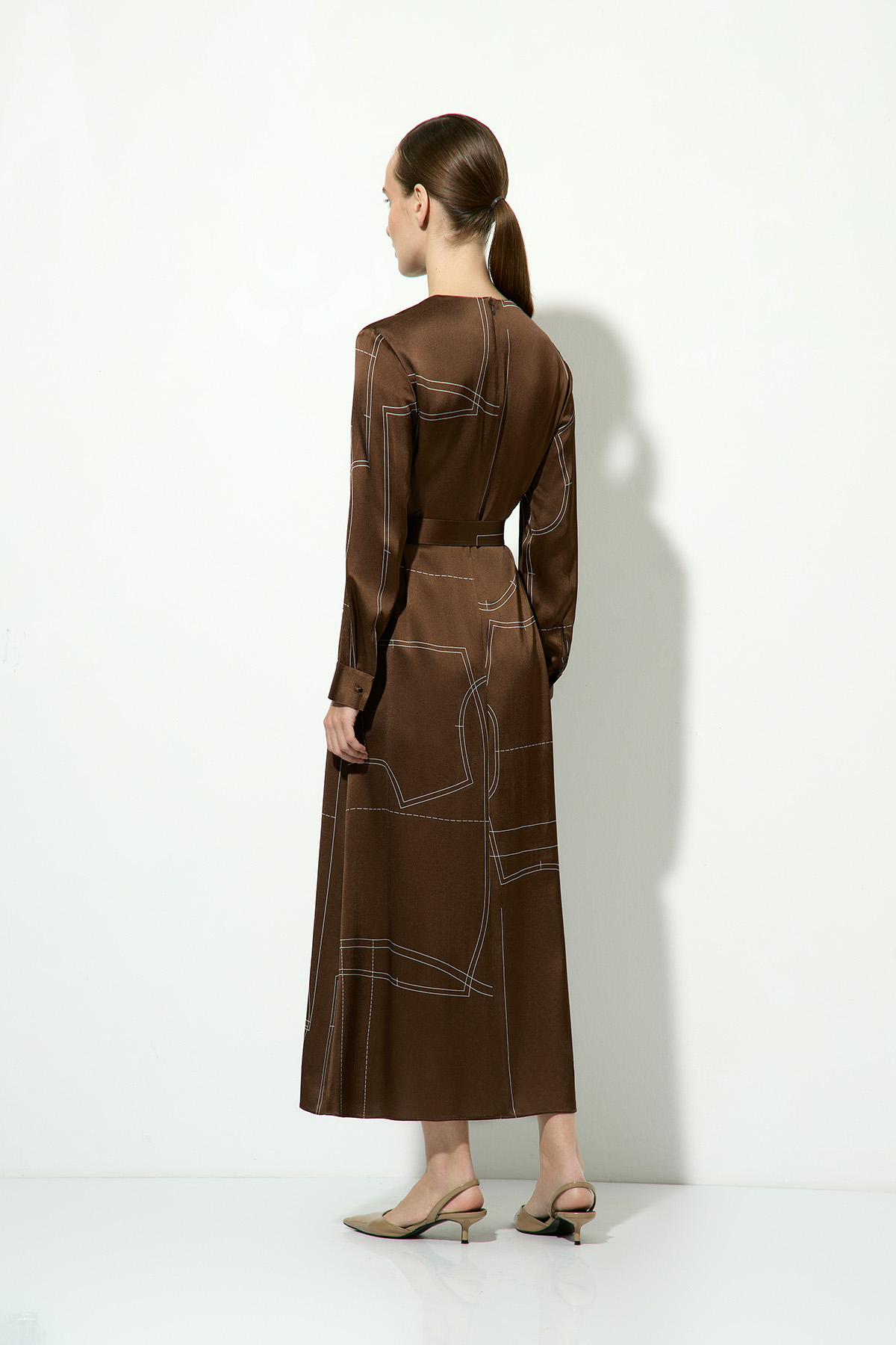 Платье атласное с принтом VASSA&Co, пол женский, цвет коричневый