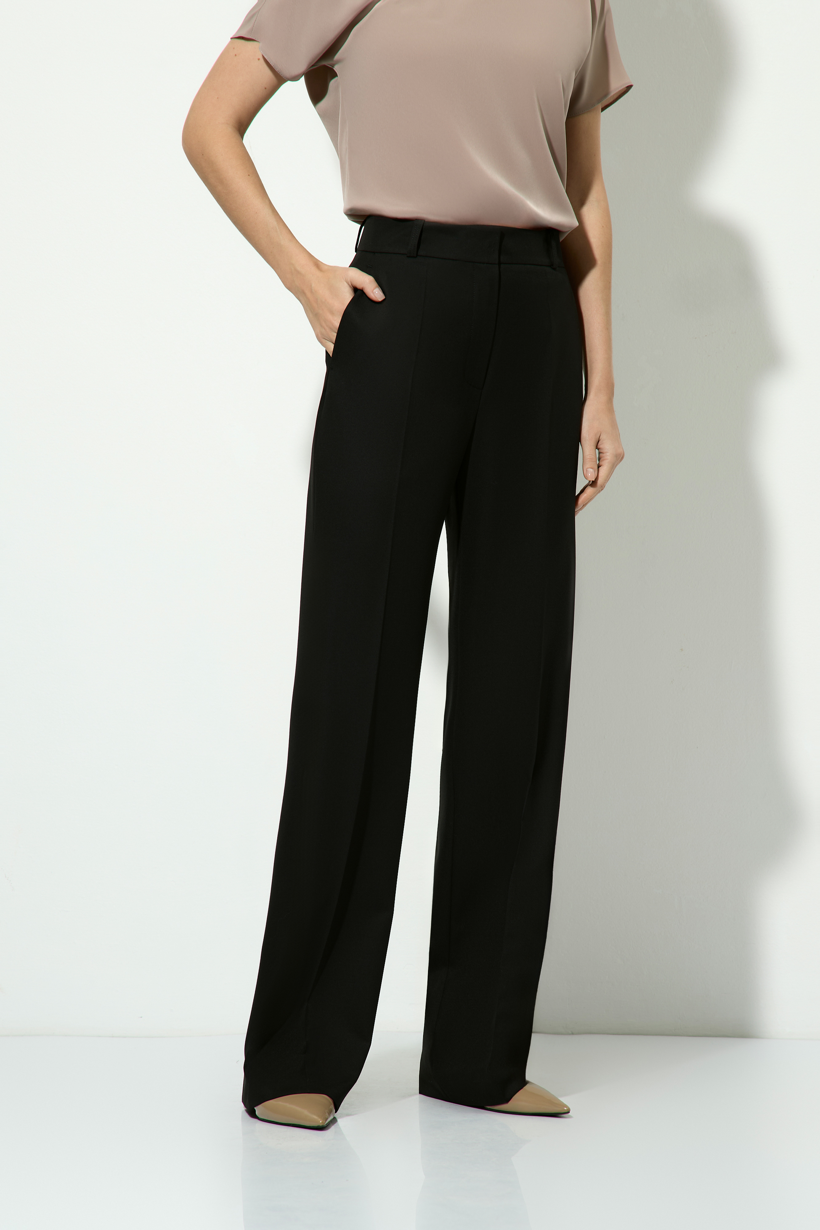 Брюки черные со стрелками VASSA&Co, пол female, цвет black