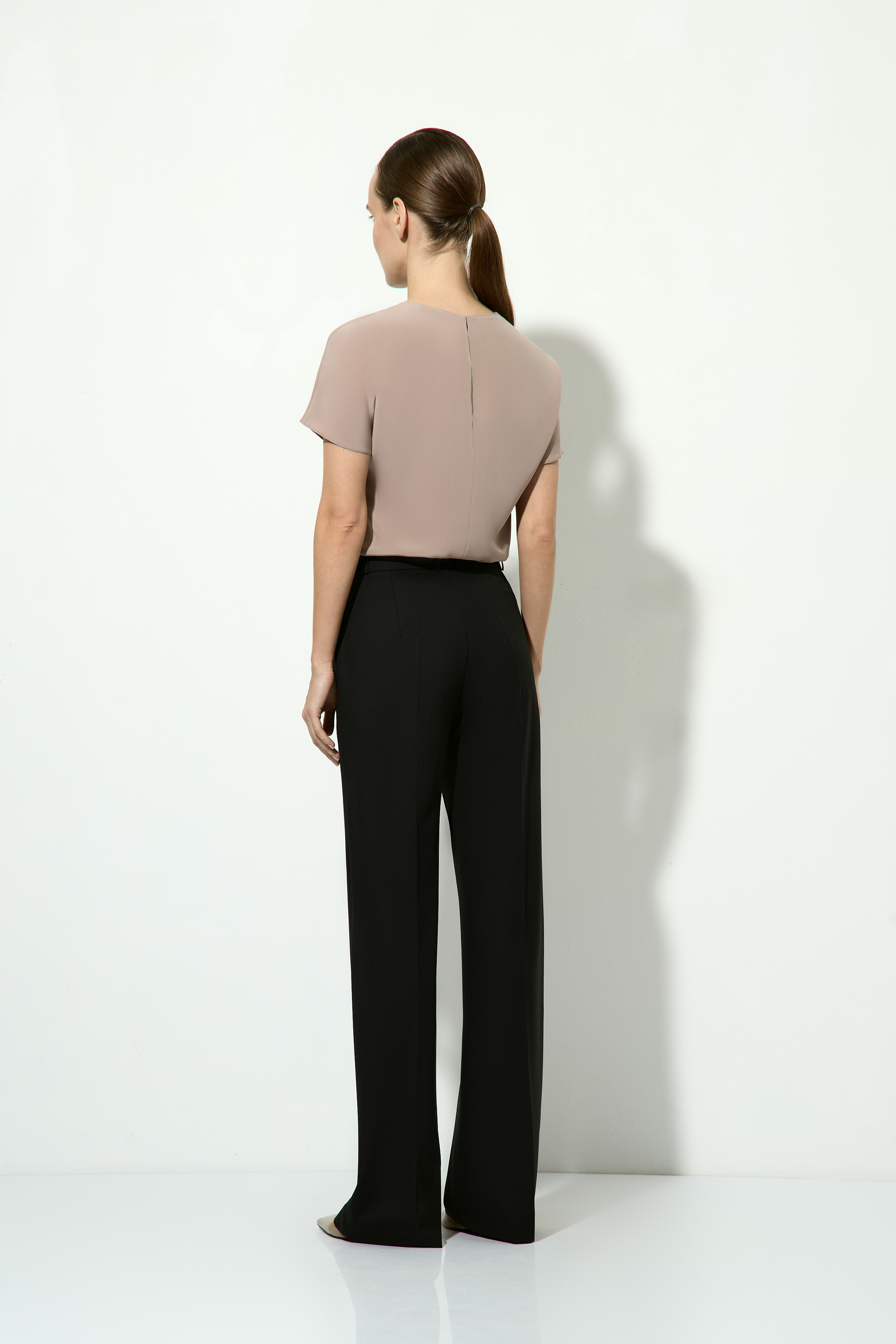 Брюки черные со стрелками VASSA&Co, пол female, цвет black