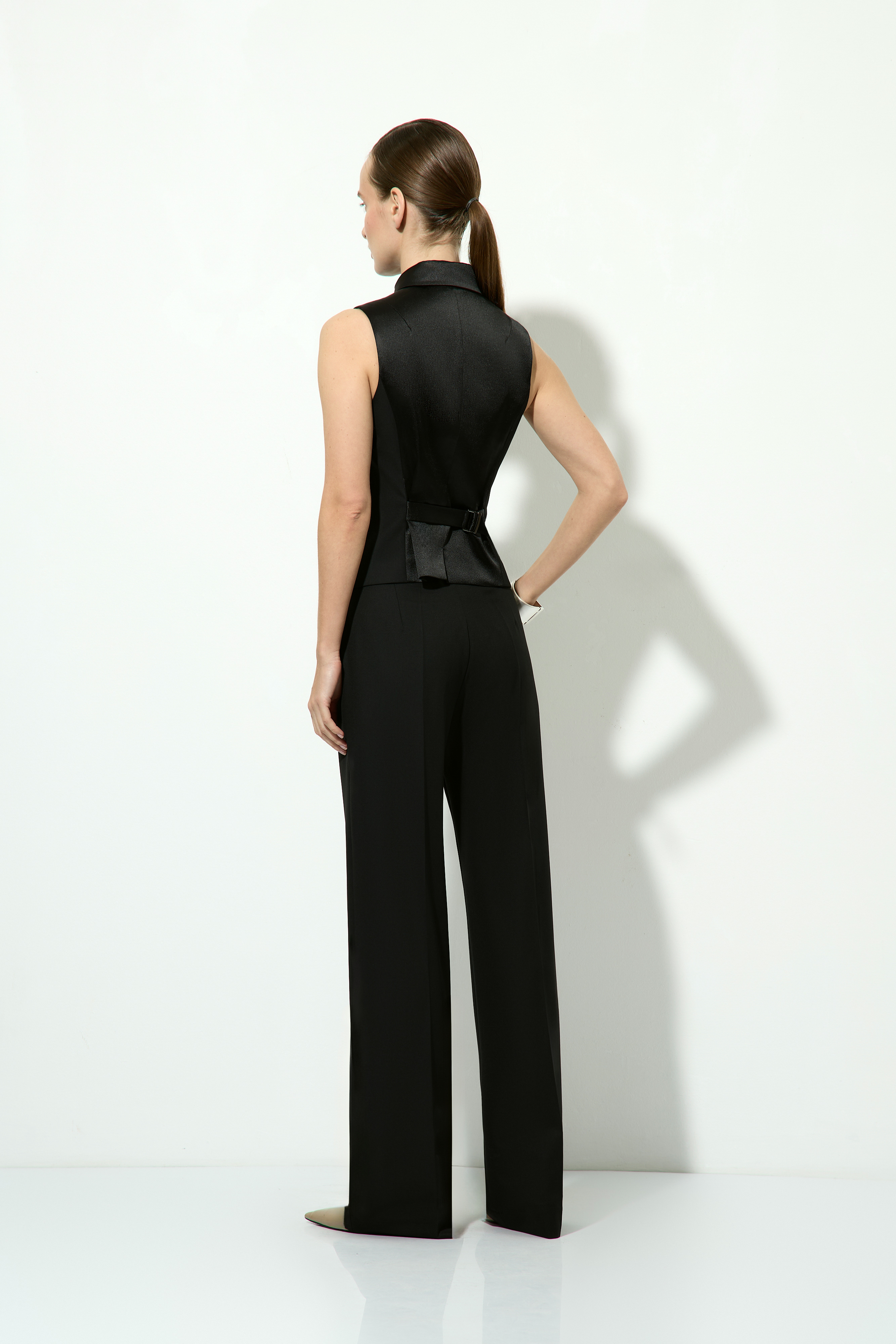 Жилет с атласной спинкой VASSA&Co, пол female, цвет black