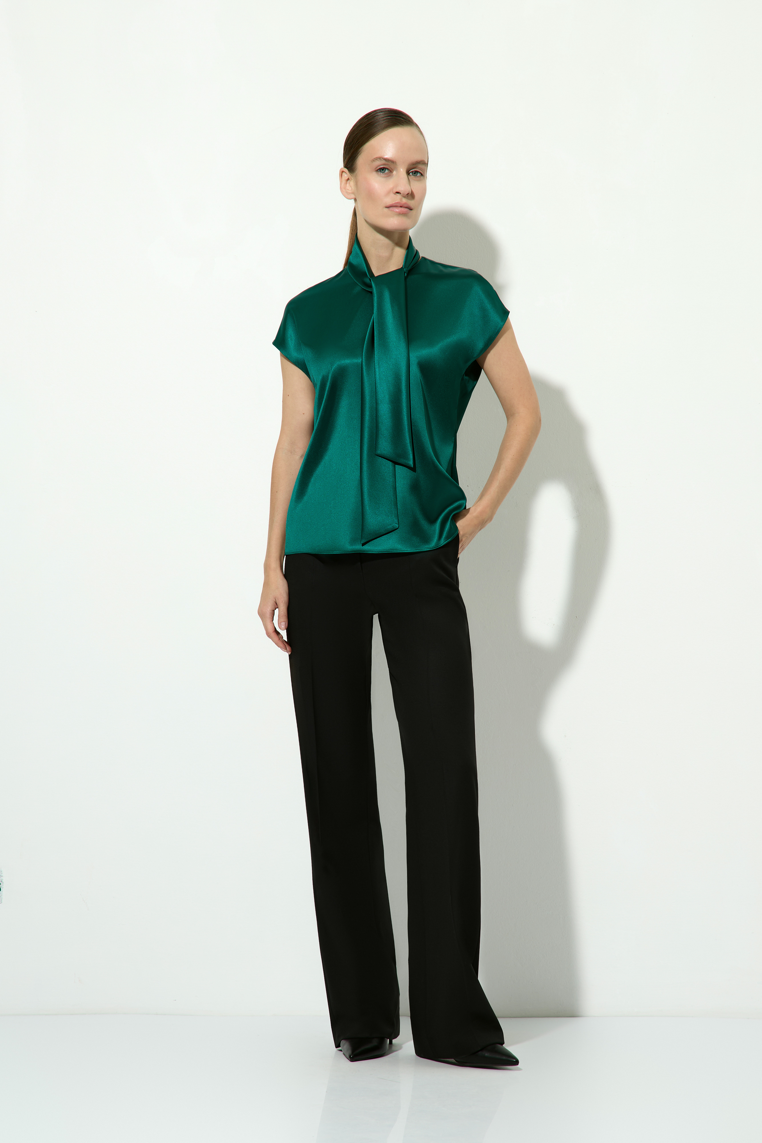 Блузка со съемным шарфом VASSA&Co, пол женский, цвет зеленый
