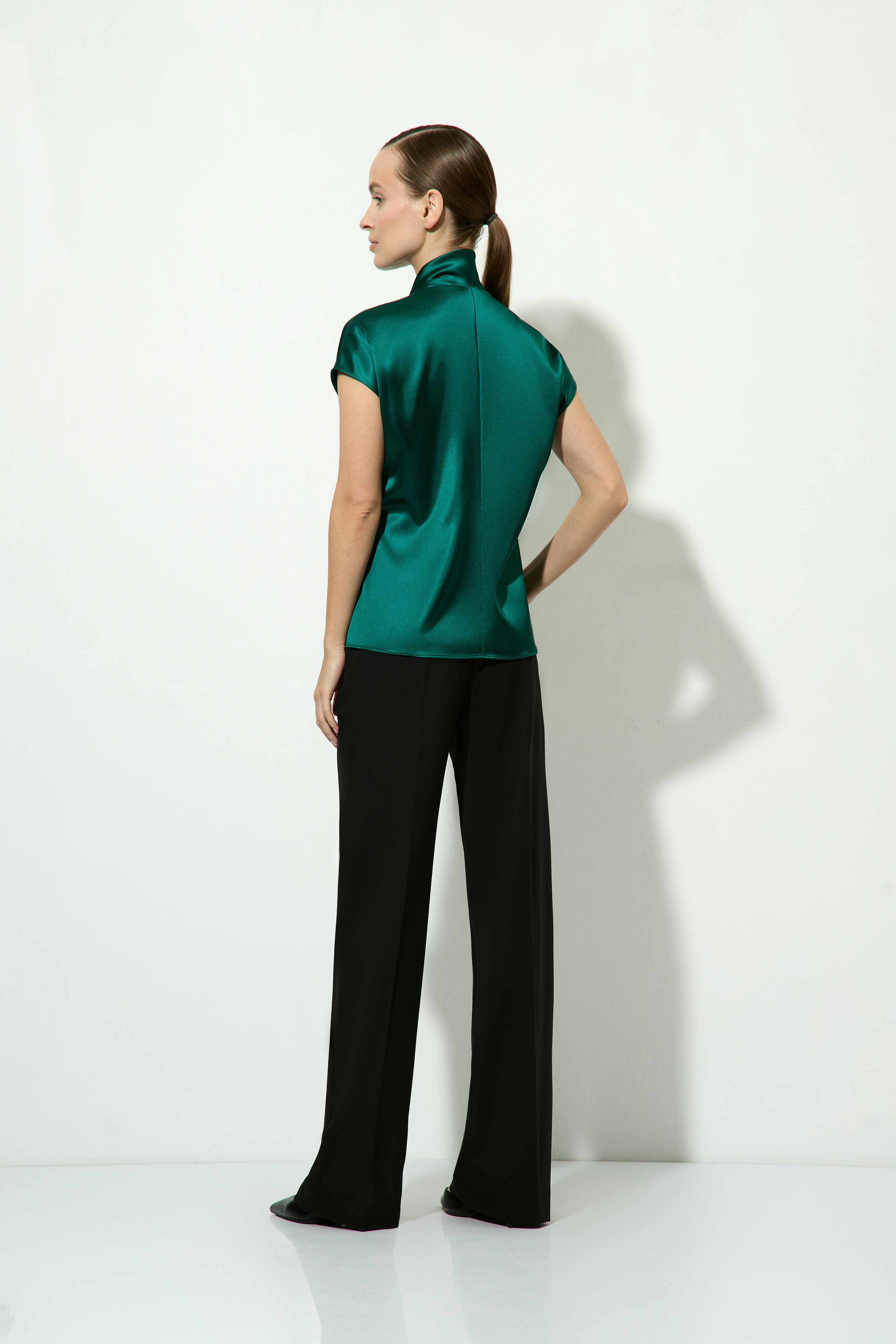 Блузка со съемным шарфом VASSA&Co, пол женский, цвет зеленый