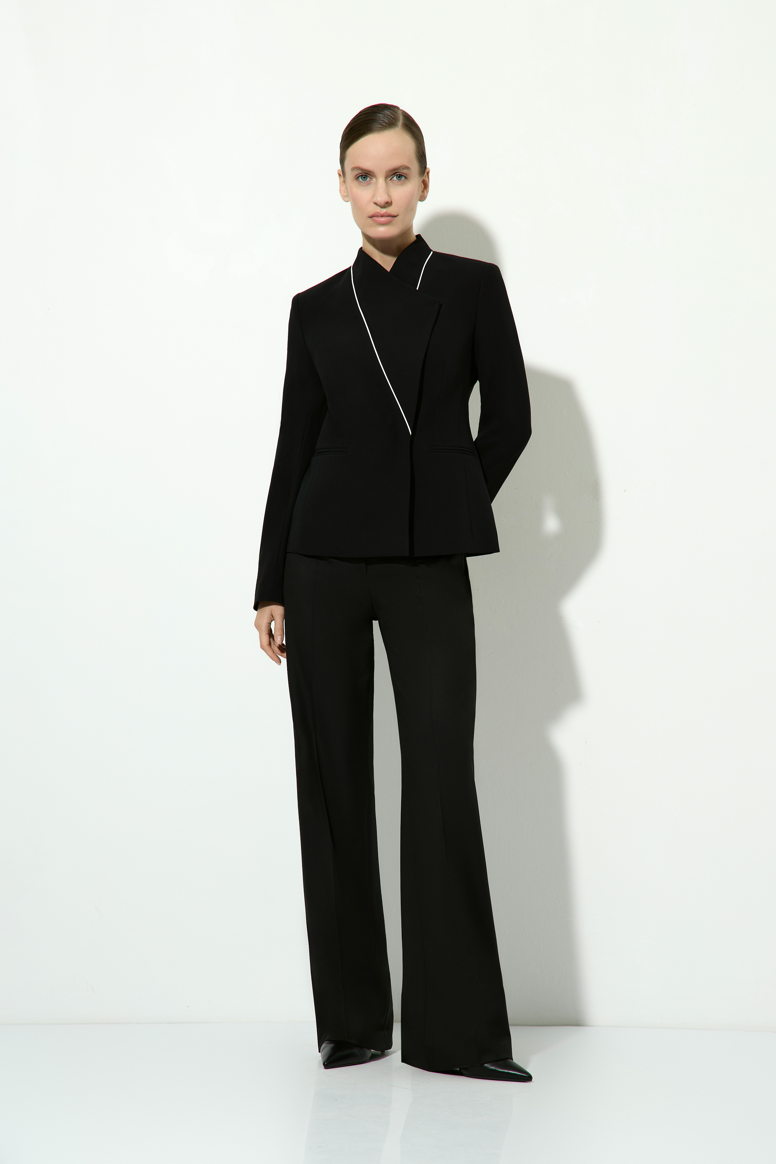 Брюки черные со стрелками VASSA&Co, пол female, цвет black