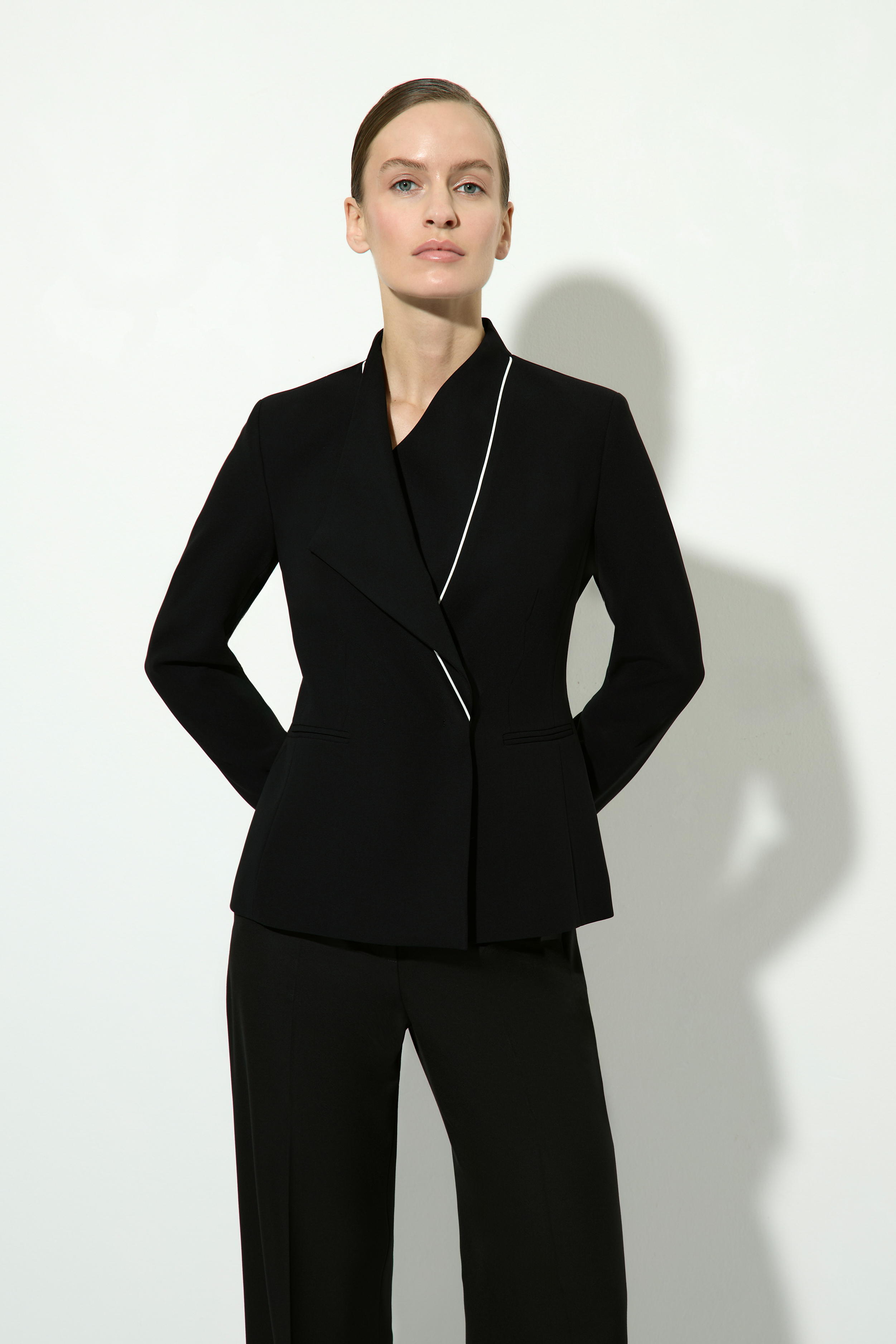 Жакет с контрастным кантом VASSA&Co, пол женский, цвет черный