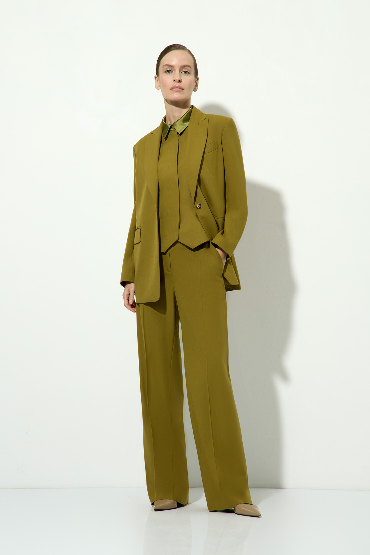 Брюки прямого кроя VASSA&Co, пол женский, цвет хаки