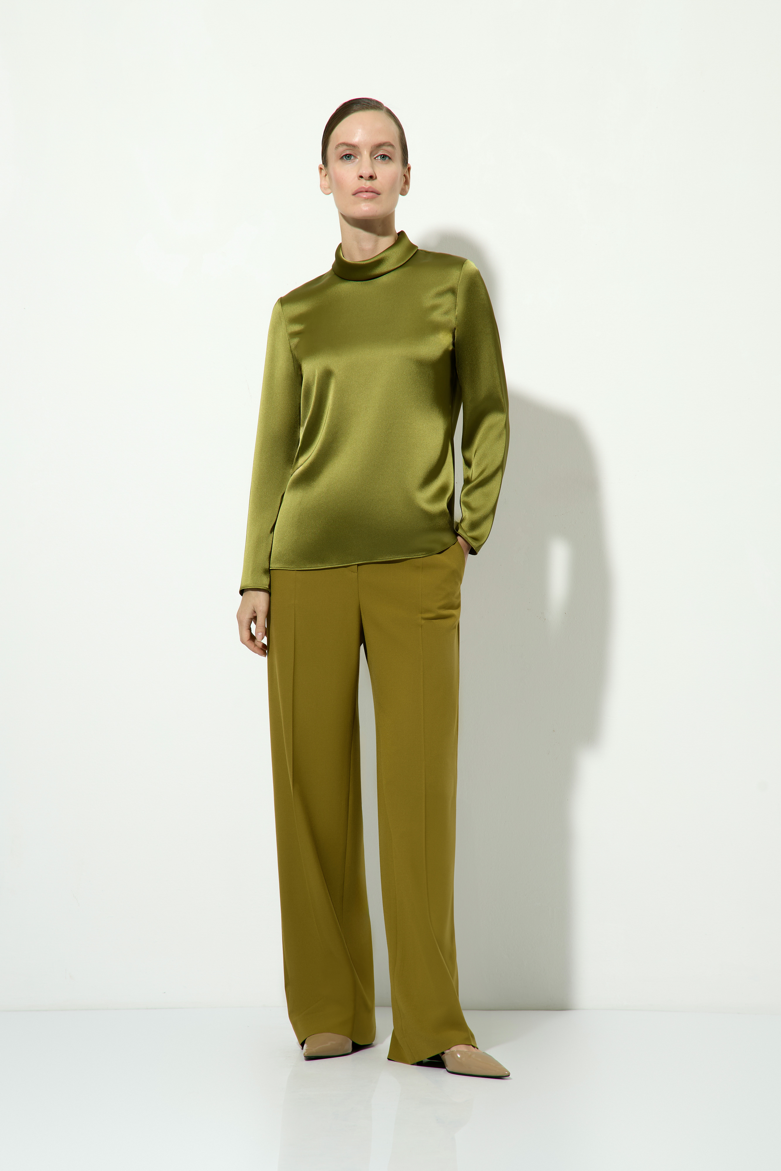 Блузка с длинным рукавом VASSA&Co, пол женский, цвет хаки