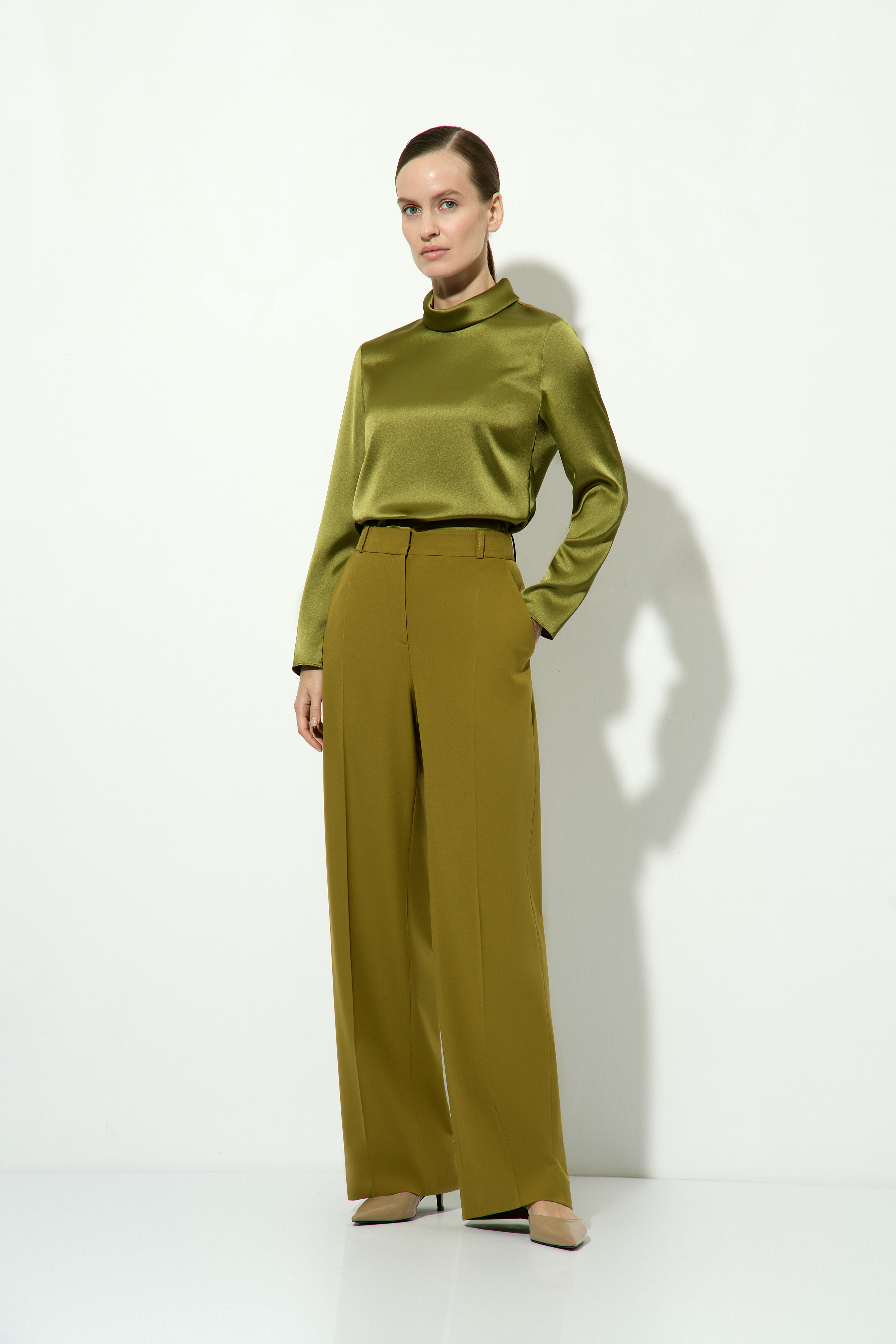 Брюки прямого кроя VASSA&Co, пол женский, цвет хаки