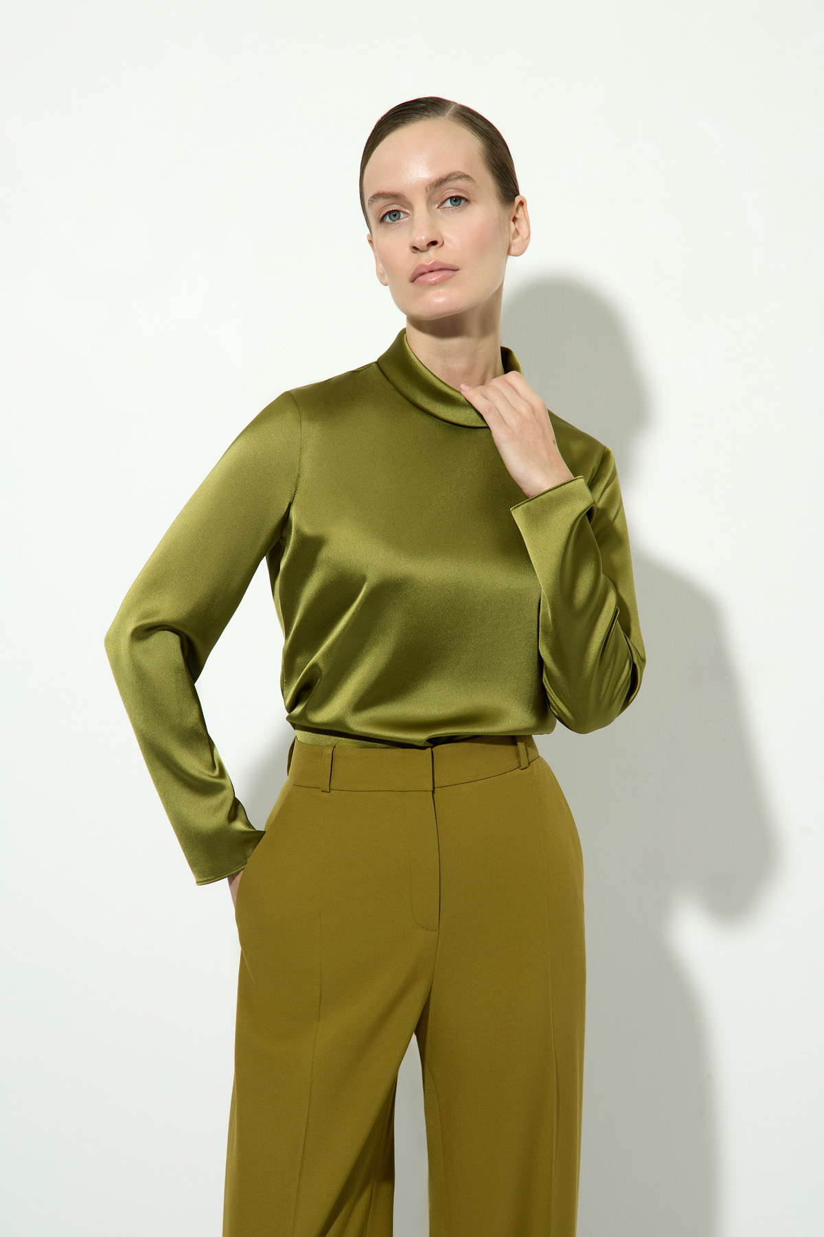 Блузка с длинным рукавом VASSA&Co, пол женский, цвет хаки