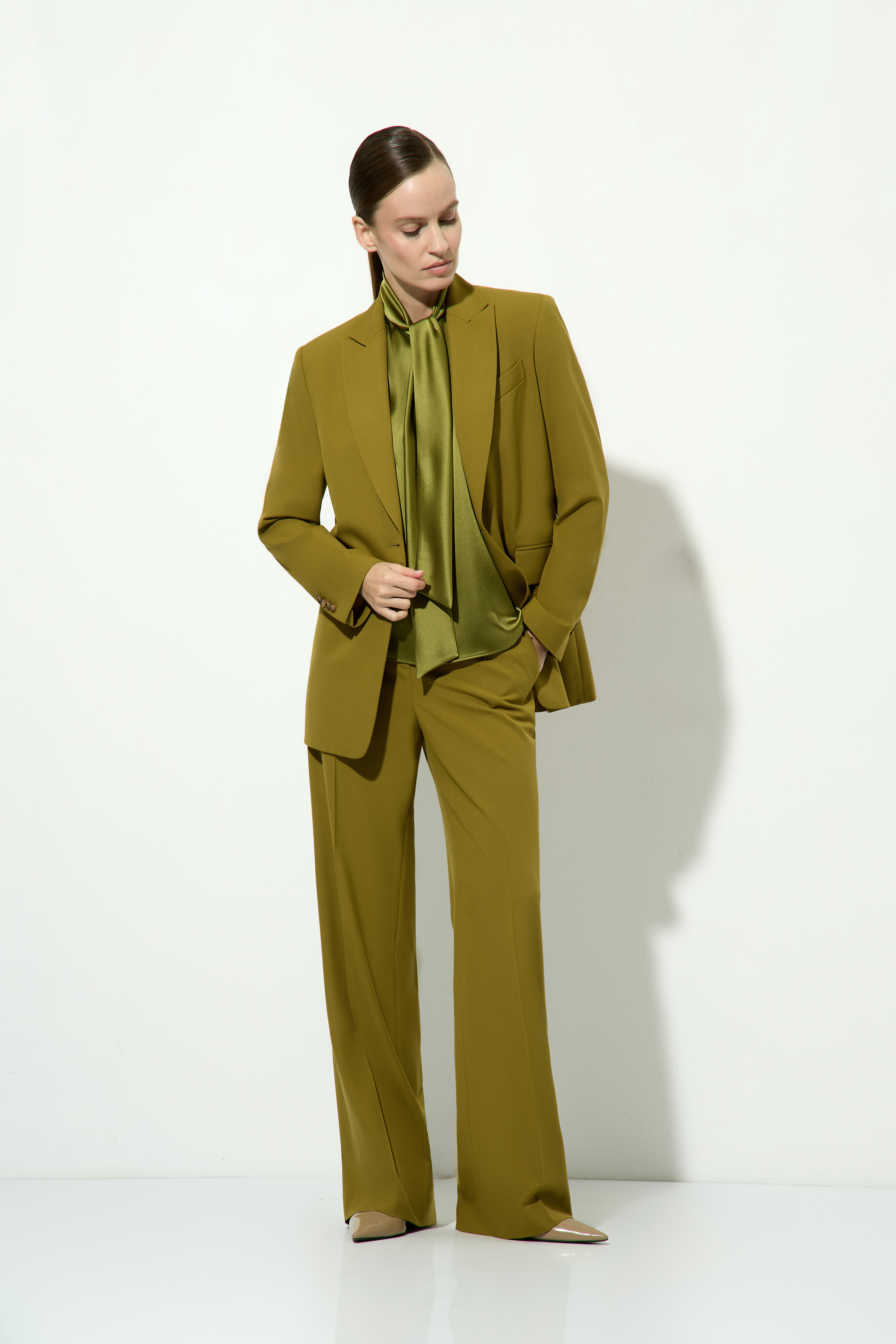 Блузка со съемным шарфом VASSA&Co, пол женский, цвет хаки