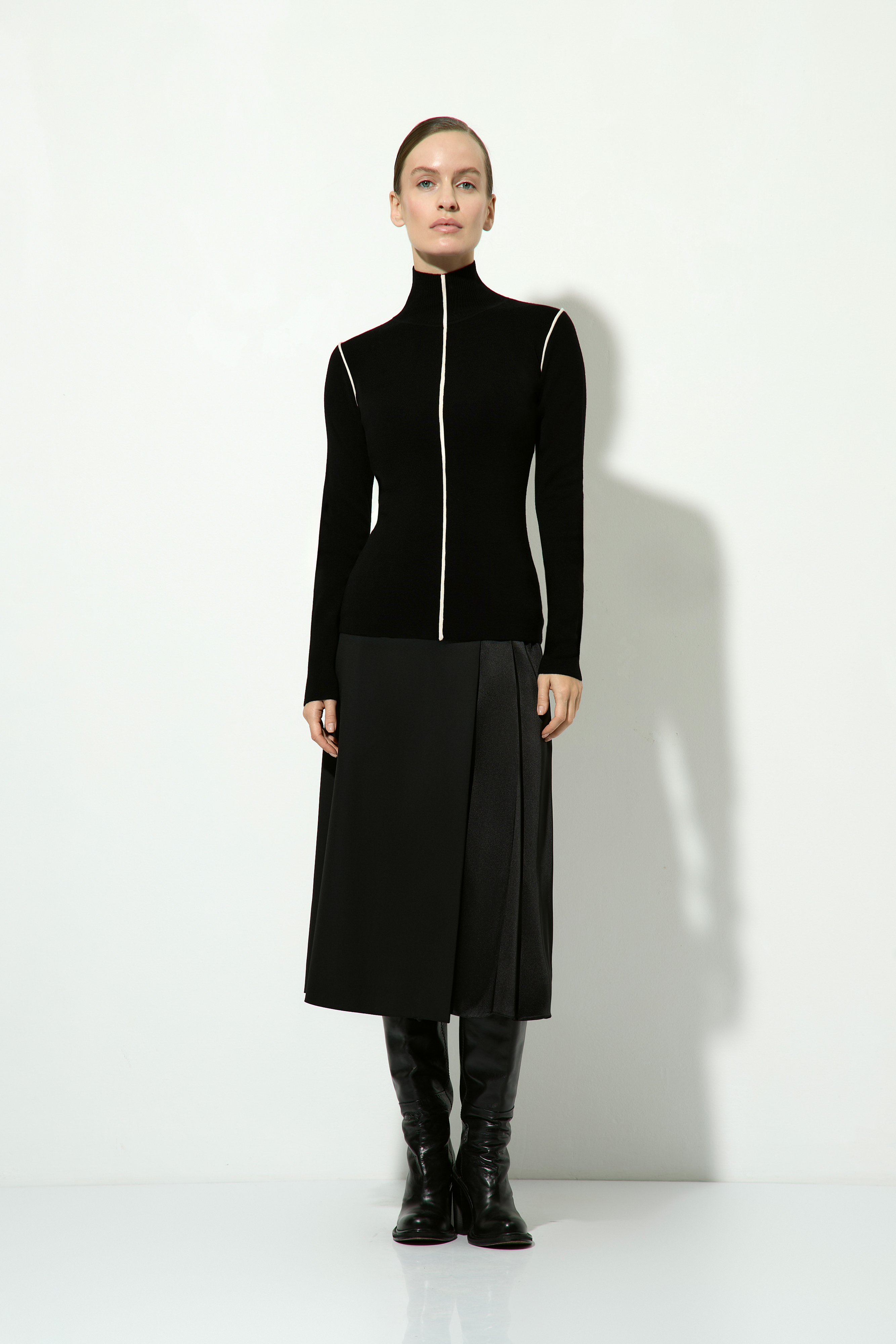 Джемпер из шерсти мериноса VASSA&Co, пол женский, цвет черный