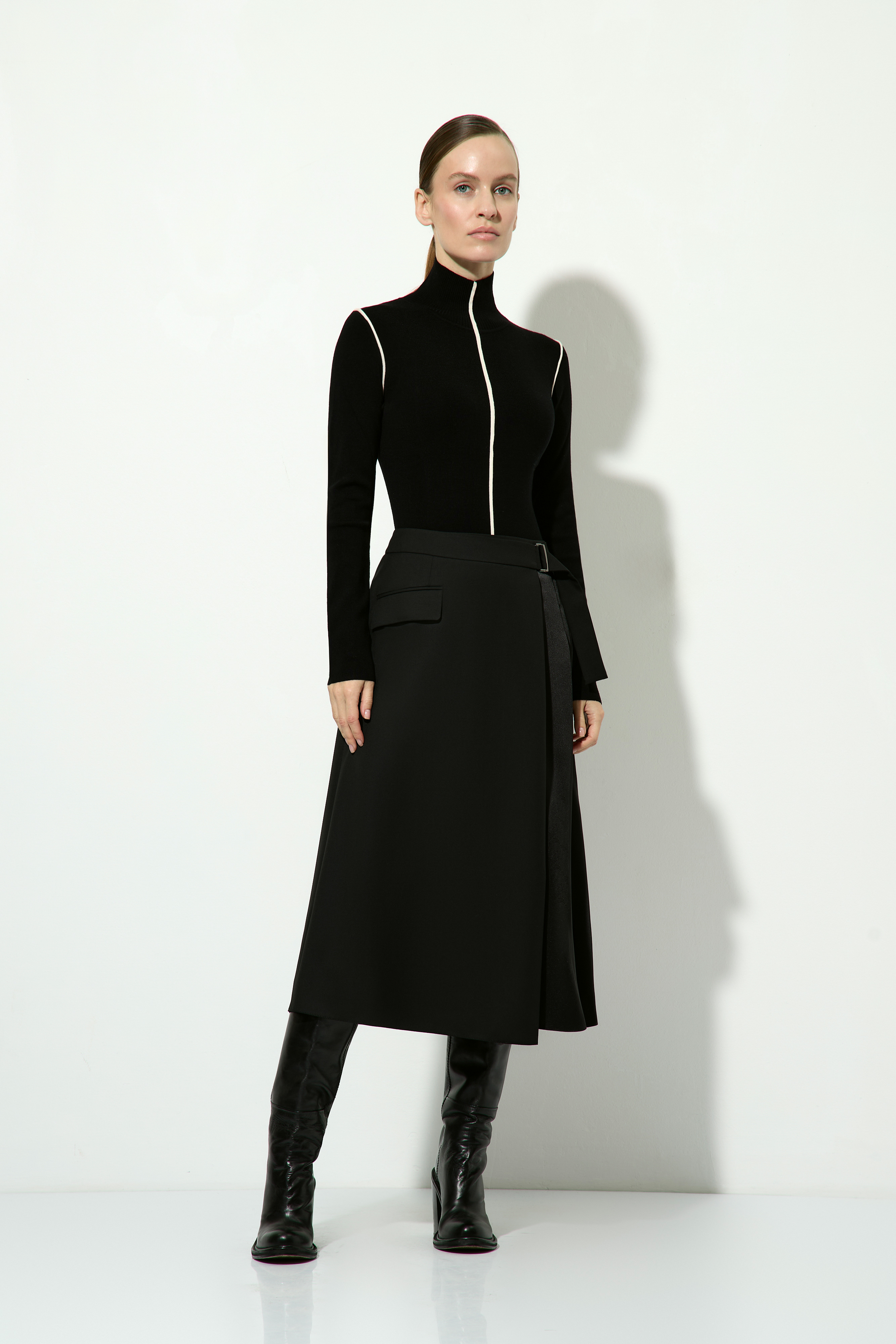 Джемпер из шерсти мериноса VASSA&Co, пол женский, цвет черный