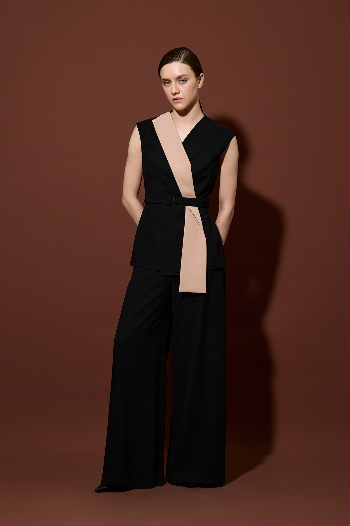 Удлиненный жилет с акцентной деталью VASSA&Co, пол женский, цвет бежевый