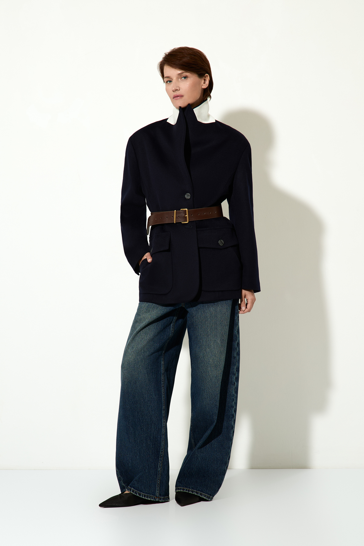 Кожаный ремень с металлической пряжкой VASSA&Co, пол женский, цвет коричневый