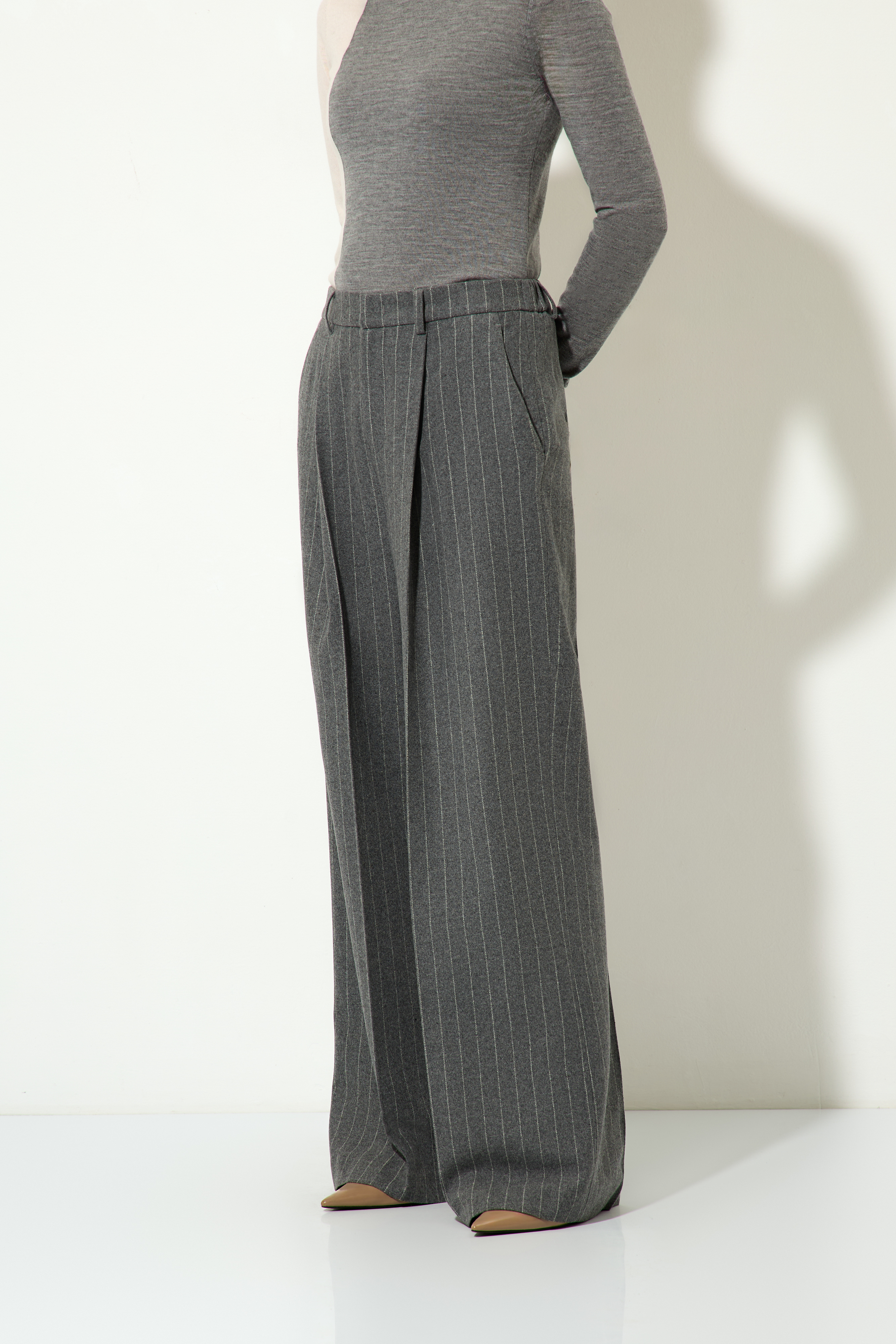 Брюки женские VASSA&Co, пол female, цвет серый