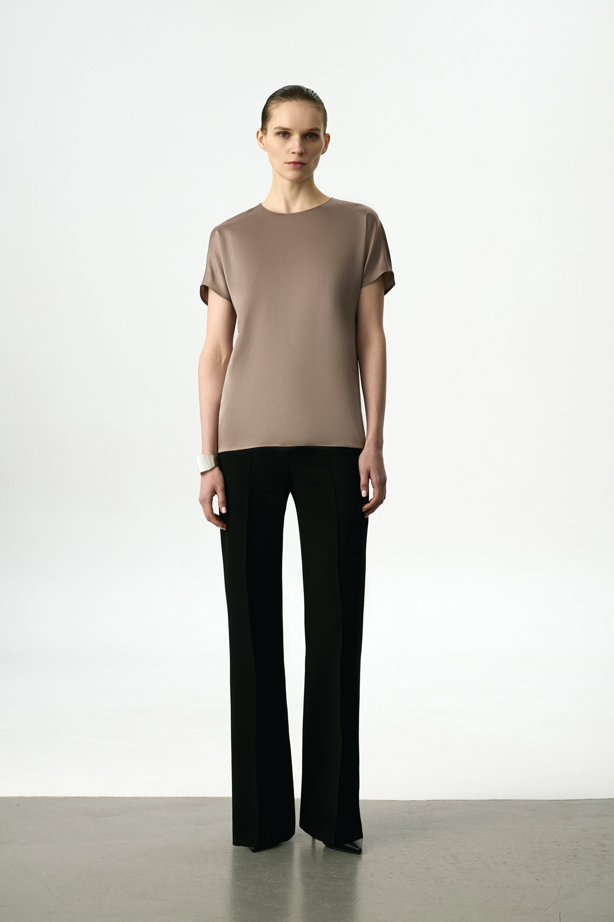 Блузка атласная VASSA&Co, пол женский, цвет коричневый