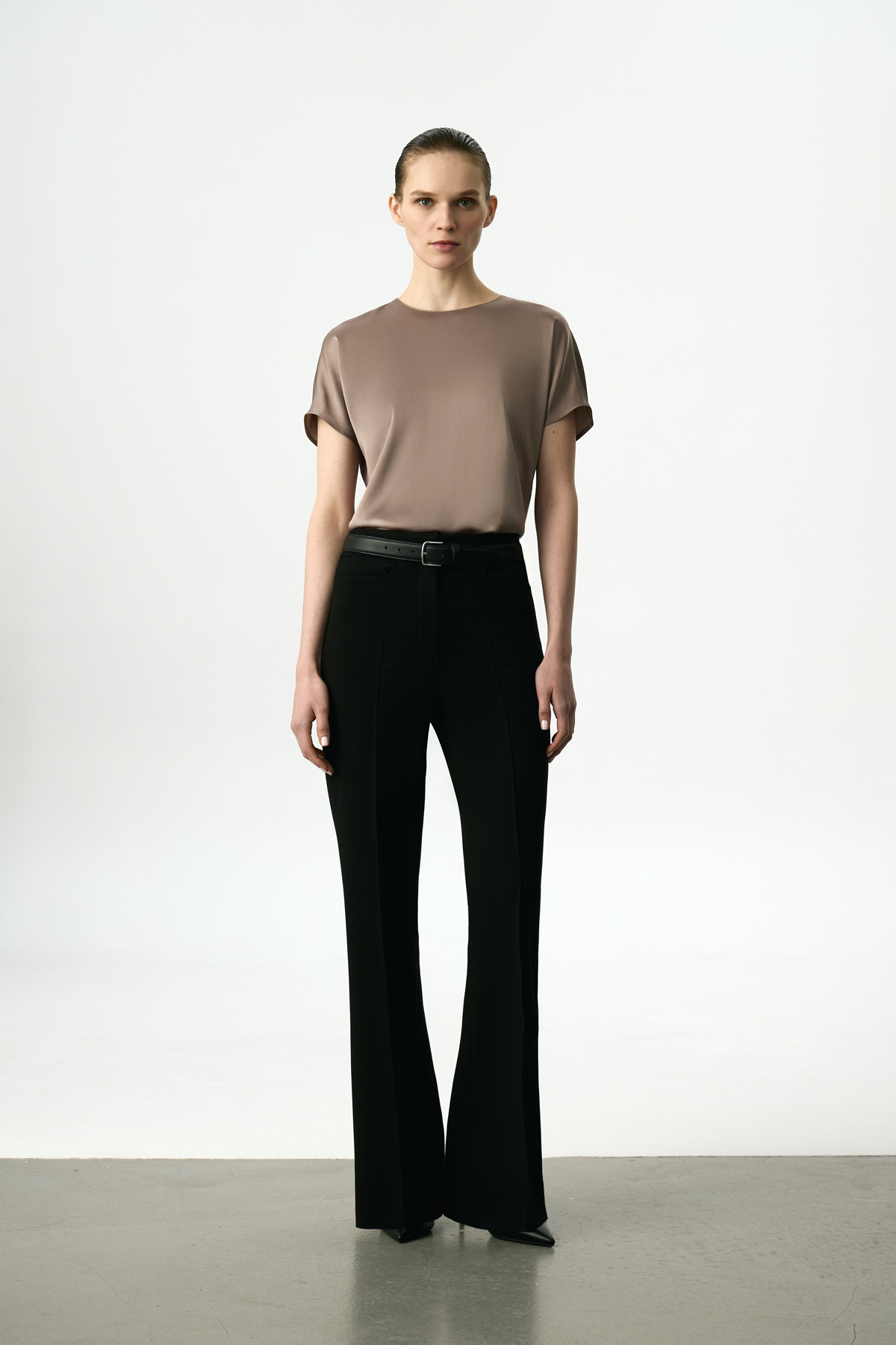 Блузка атласная VASSA&Co, пол женский, цвет коричневый