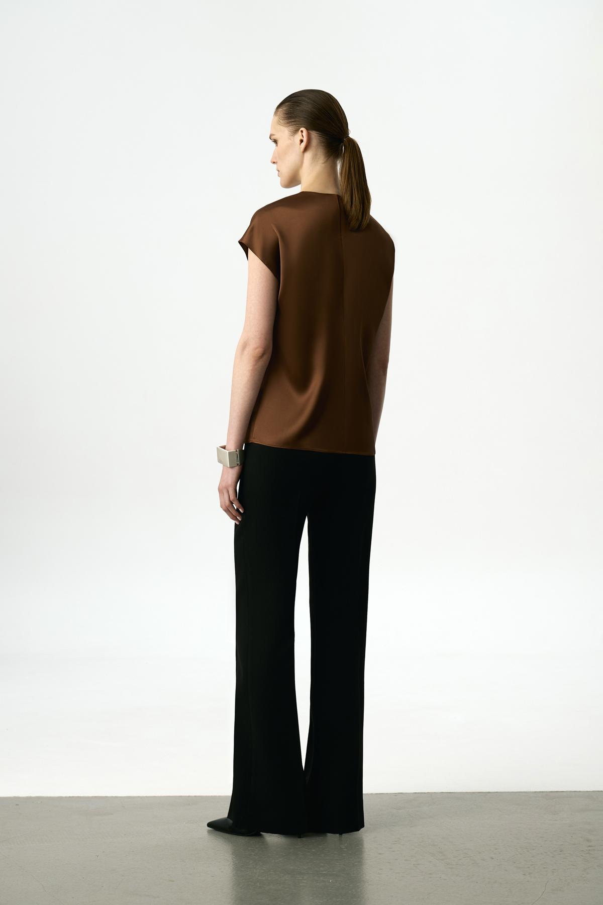 Блузка атласная коричневая VASSA&Co, пол женский, цвет коричневый