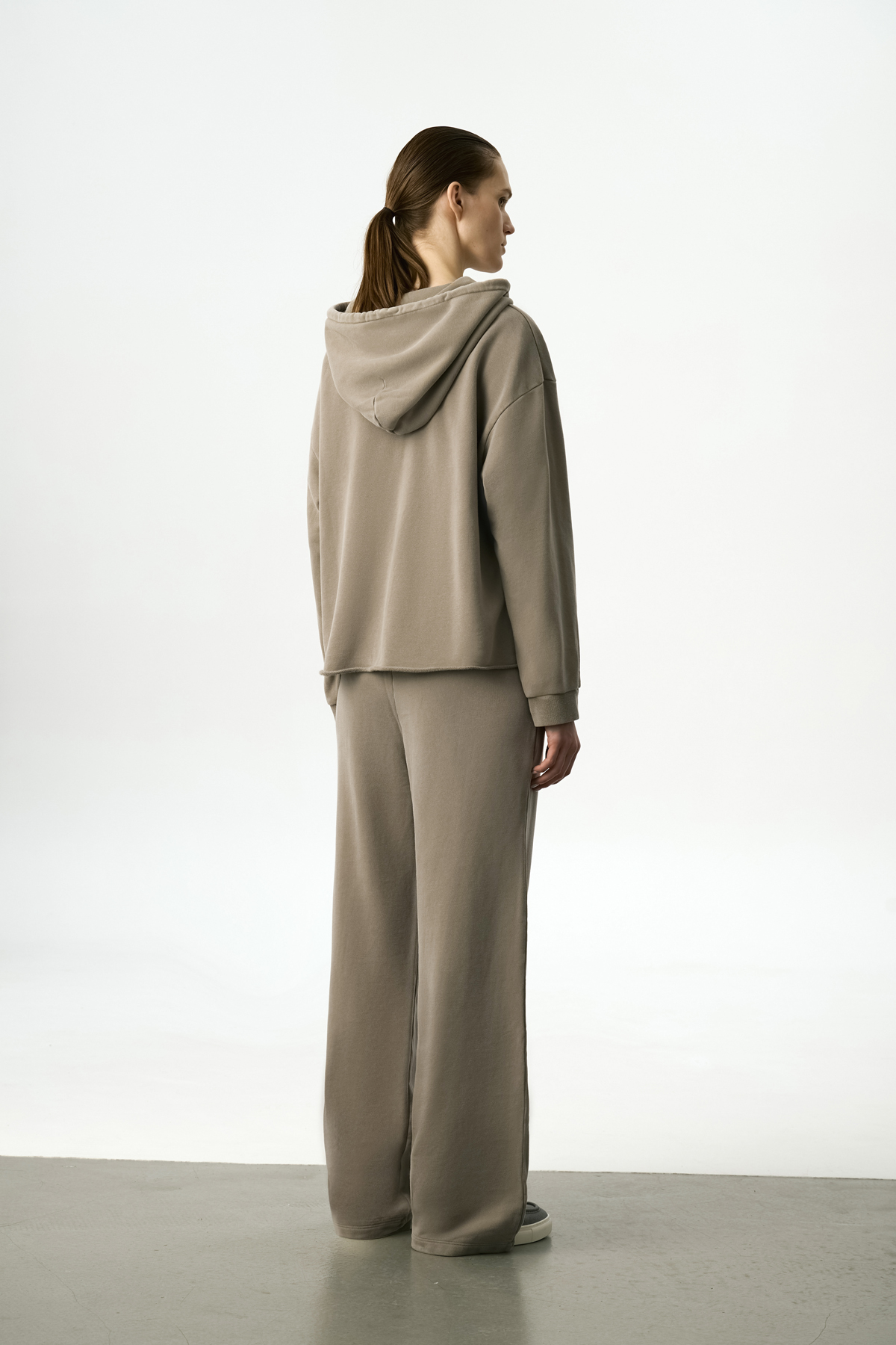 Брюки спортивные широкие VASSA CODE, пол female, цвет зеленый