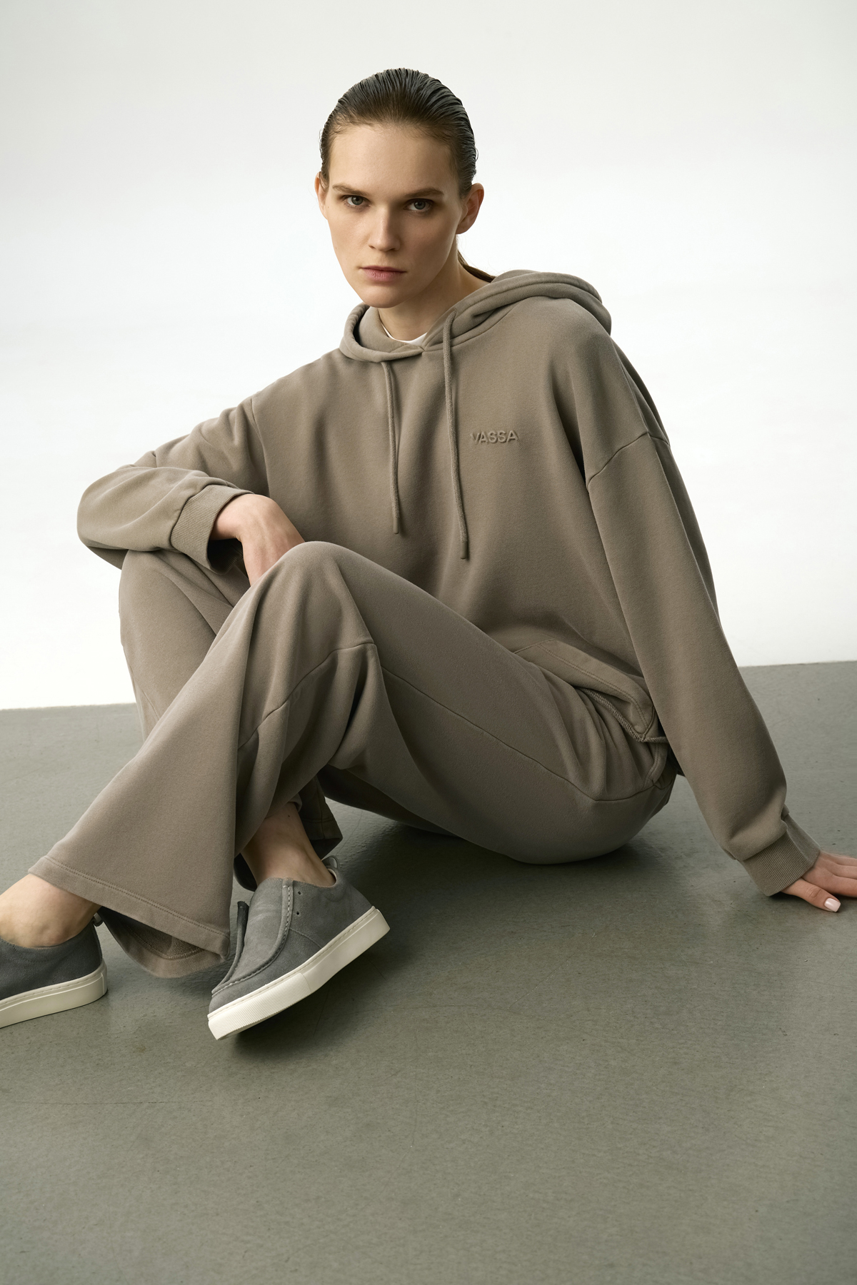 Брюки спортивные широкие VASSA CODE, пол female, цвет зеленый