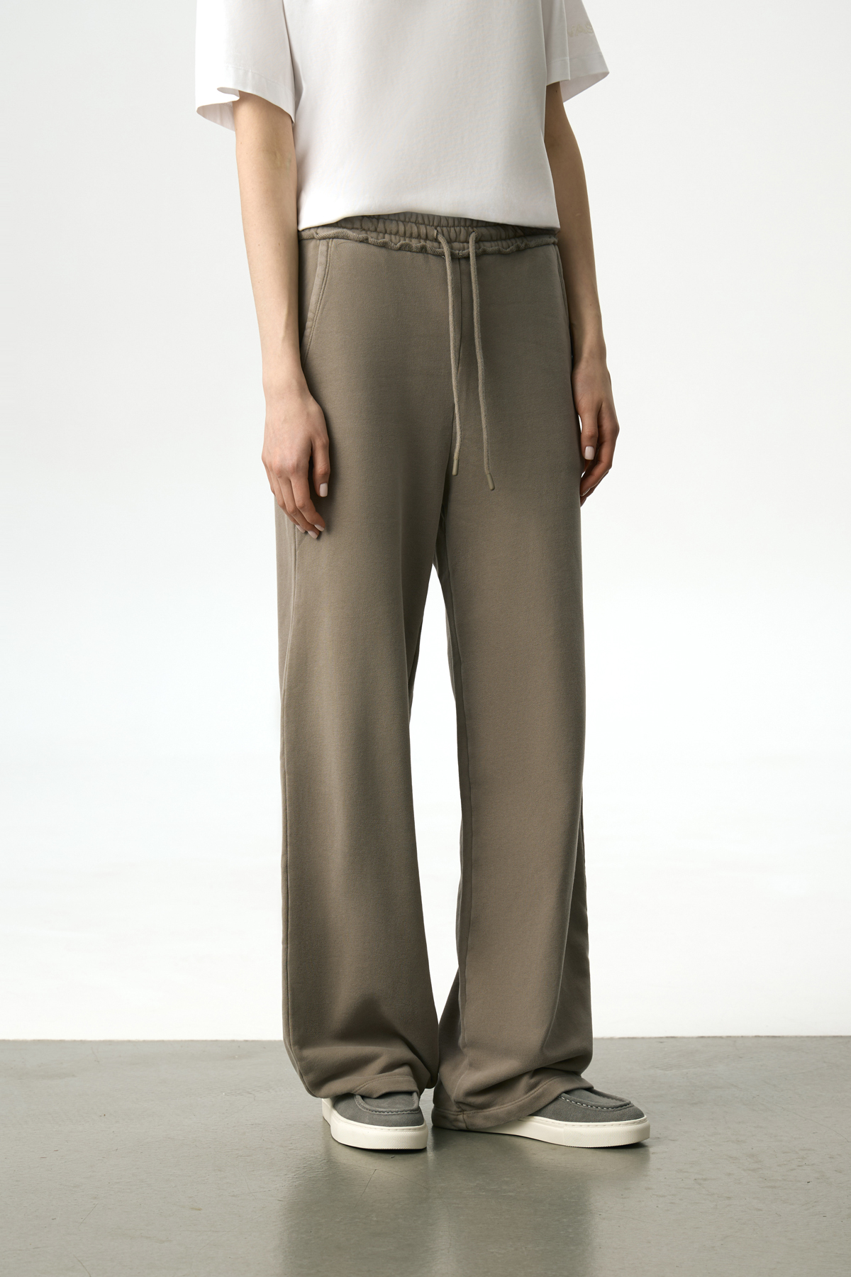 Брюки спортивные широкие VASSA CODE, пол female, цвет зеленый