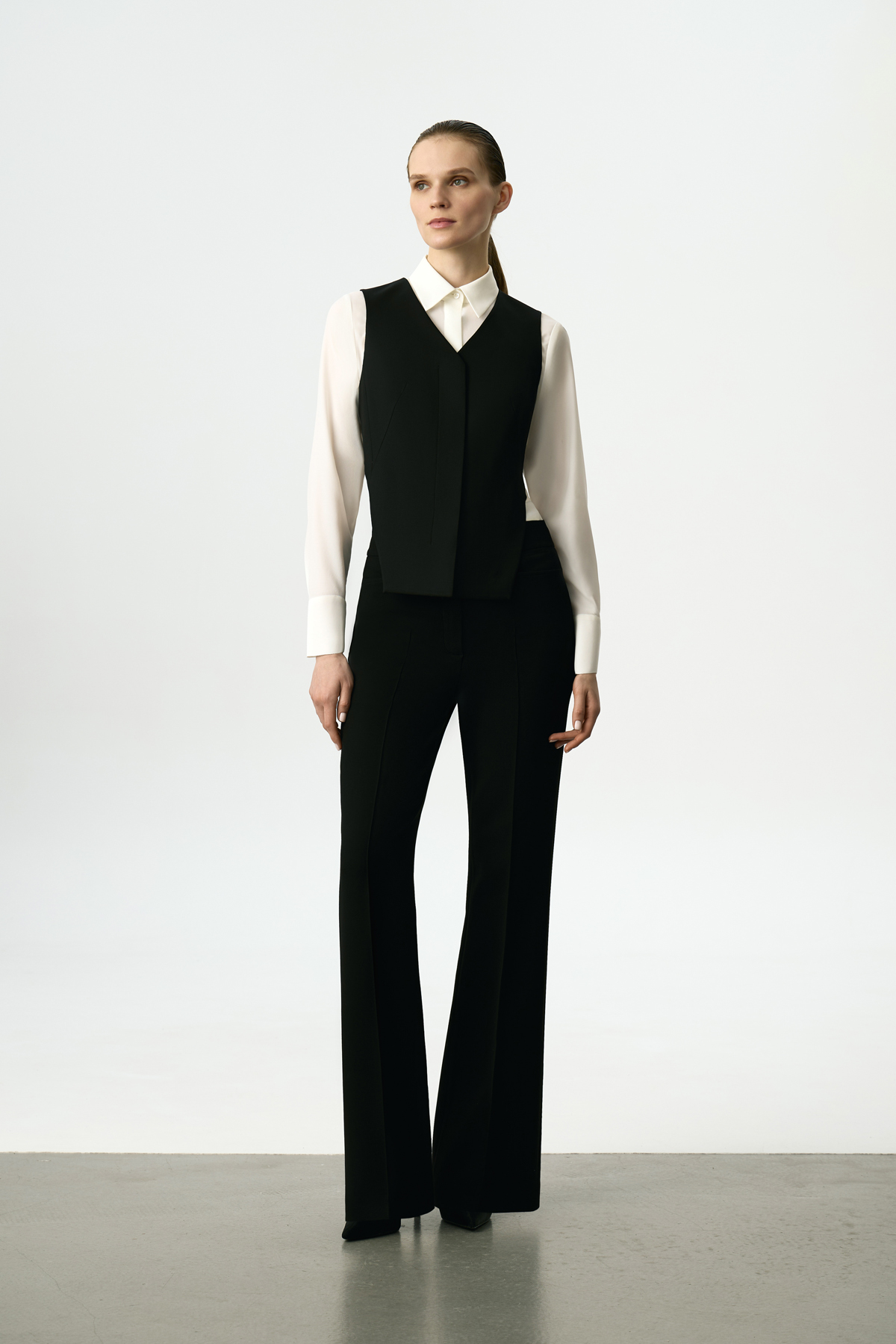 Жилет с фигурными вырезами VASSA&Co, пол женский, цвет черный