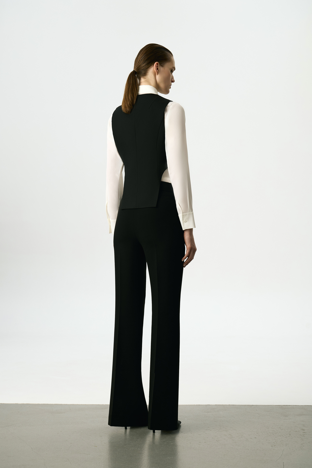 Жилет с фигурными вырезами VASSA&Co, пол женский, цвет черный