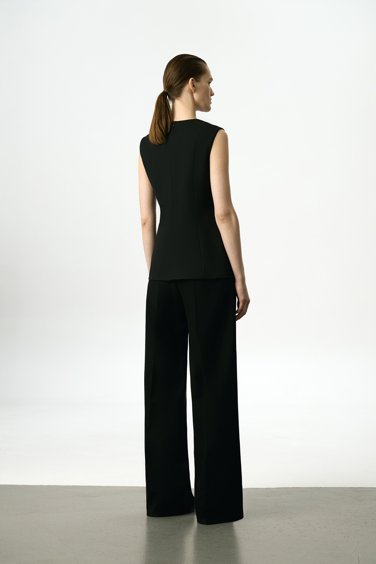 Жилет с контрастным кантом VASSA&Co, пол женский, цвет черный