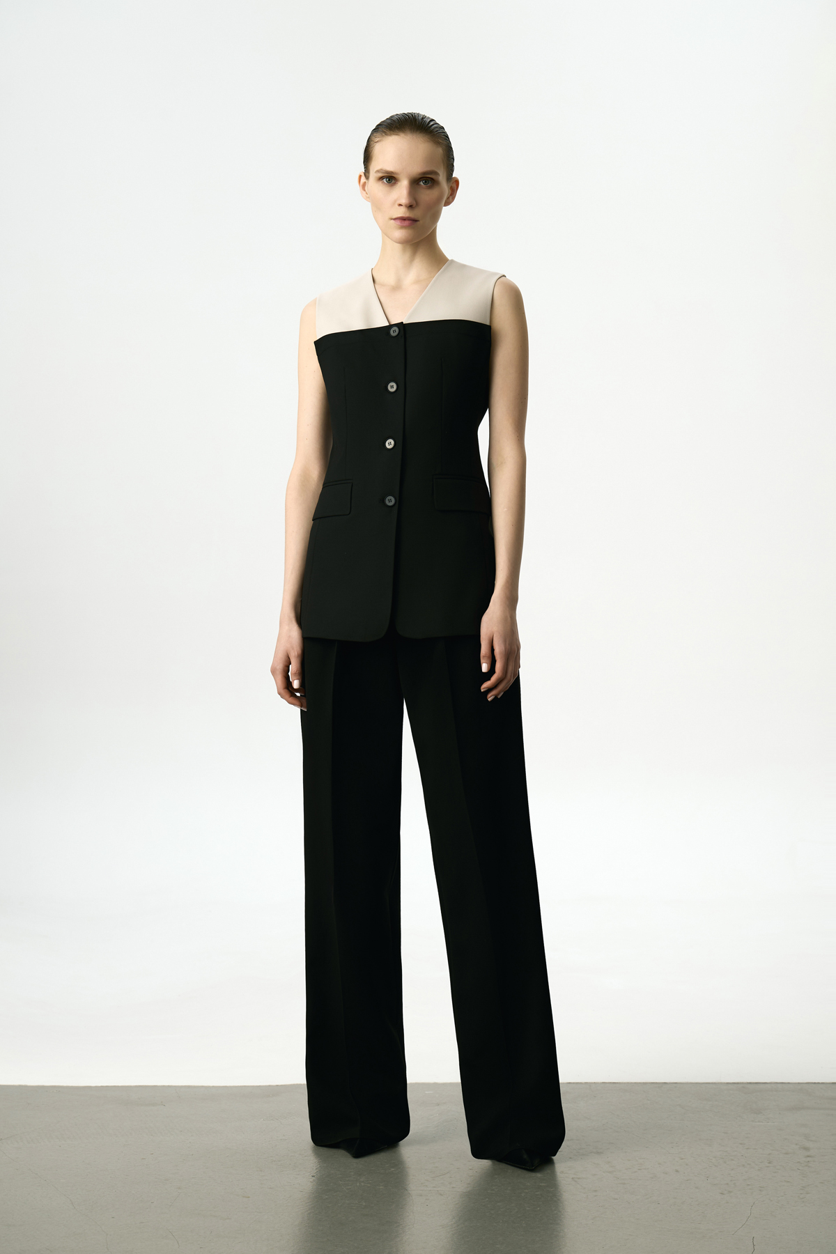 Жилет приталенный VASSA&Co, пол женский, цвет черный