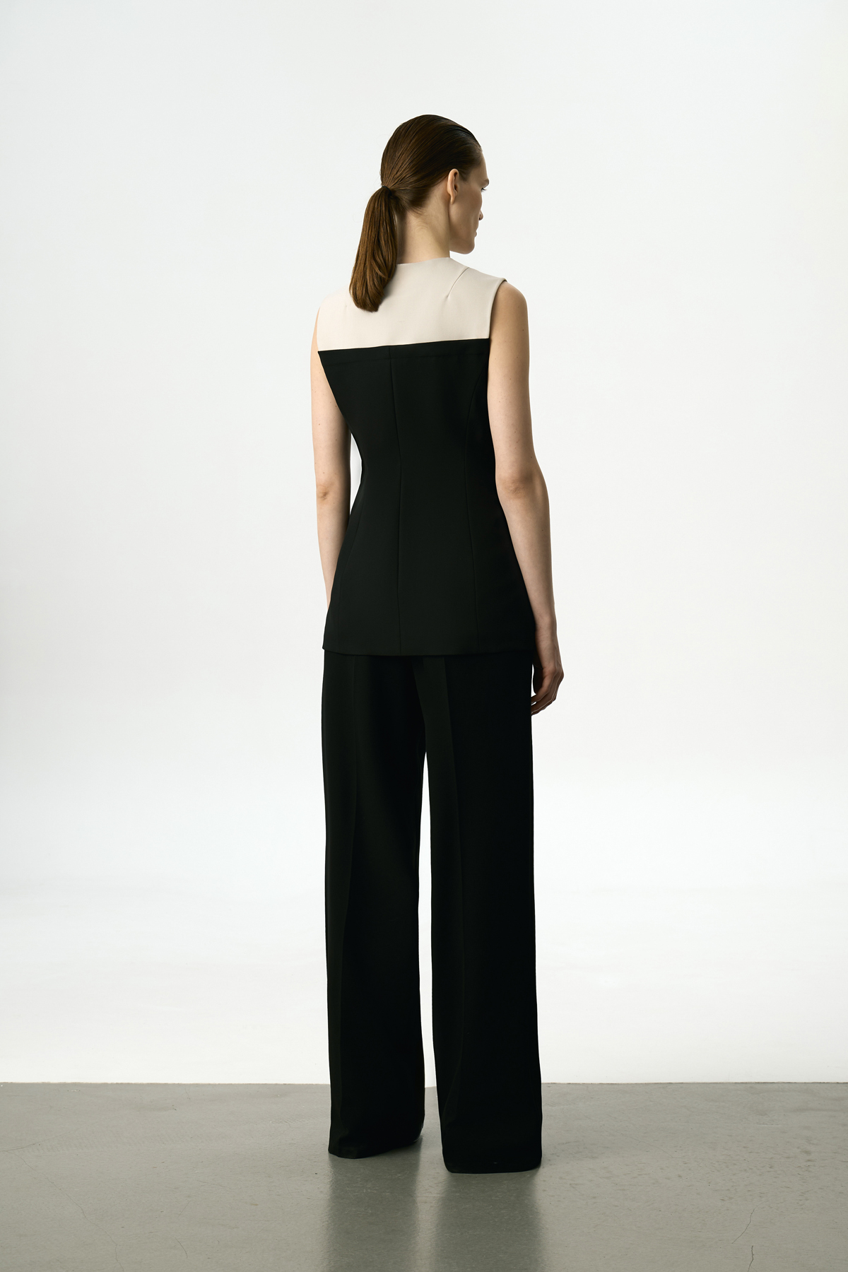 Жилет приталенный VASSA&Co, пол женский, цвет черный