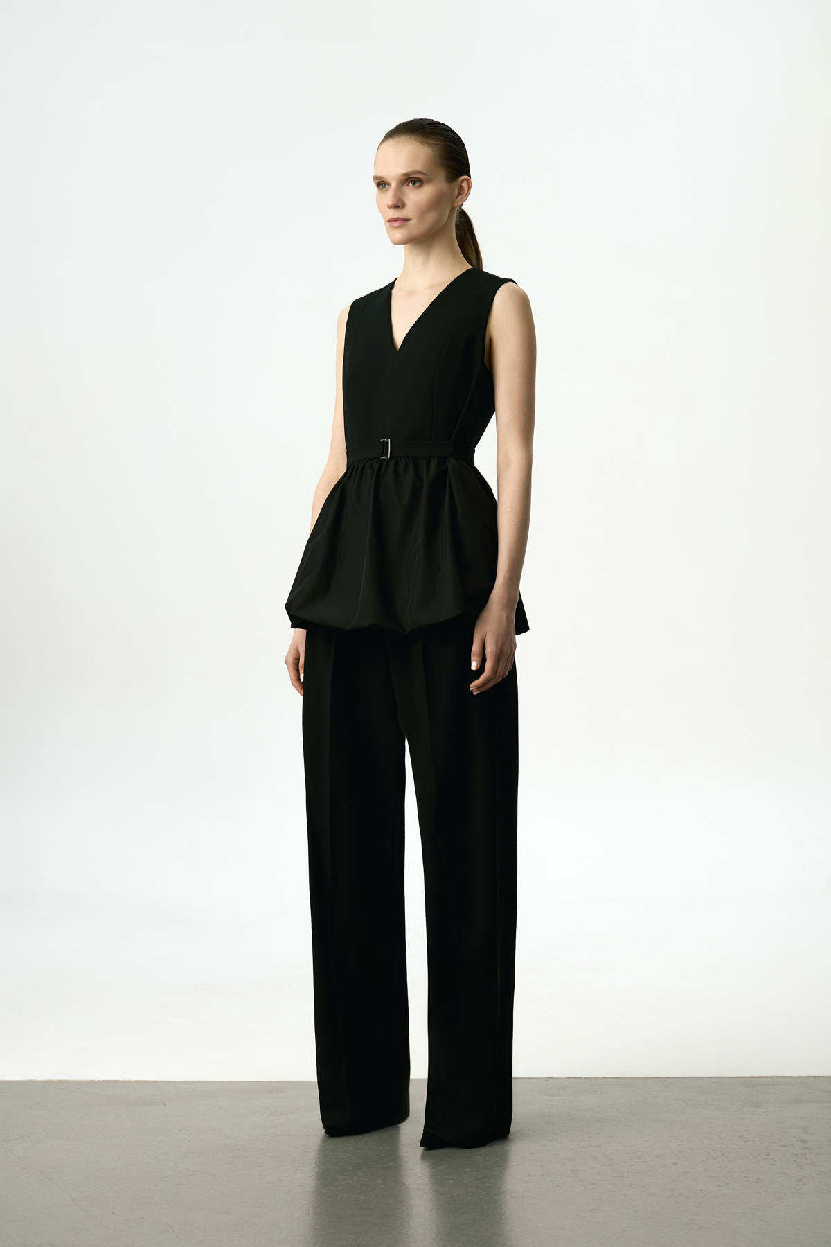 Жилет с баской VASSA&Co, пол женский, цвет черный