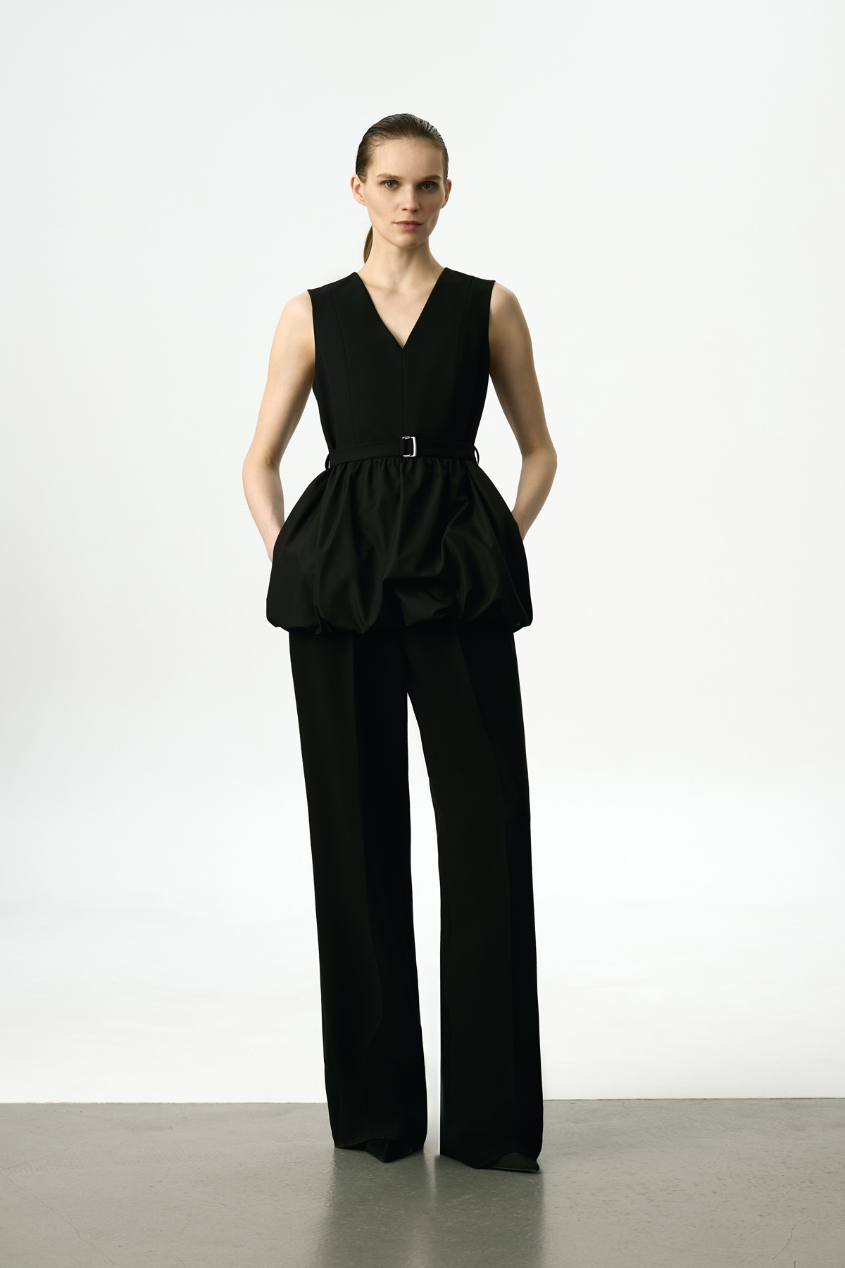 Жилет с баской VASSA&Co, пол женский, цвет черный