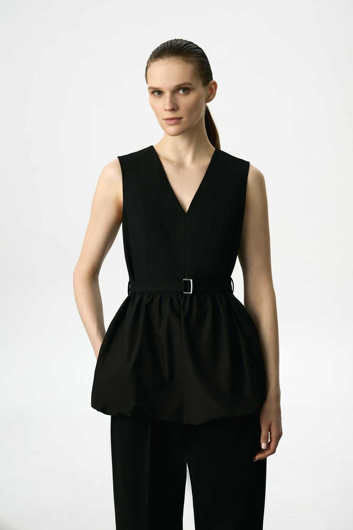 Жилет с баской VASSA&Co, пол женский, цвет черный