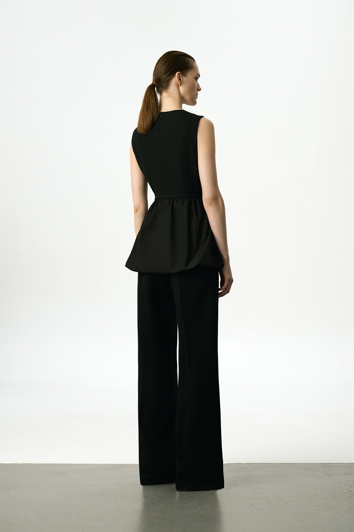 Жилет с баской VASSA&Co, пол женский, цвет черный