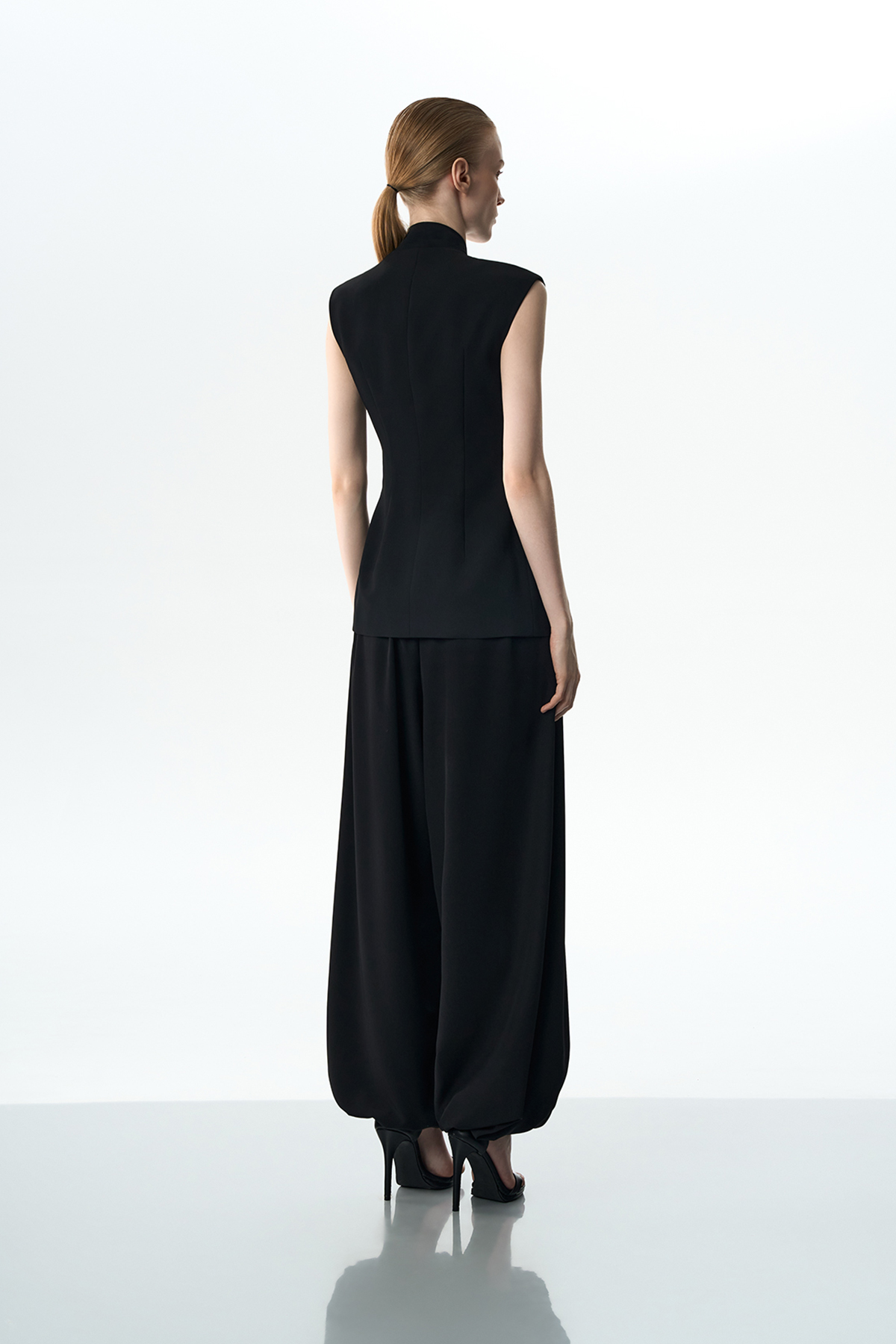 Асимметричный черный жилет VASSA&Co, пол женский, цвет черный, фото №3