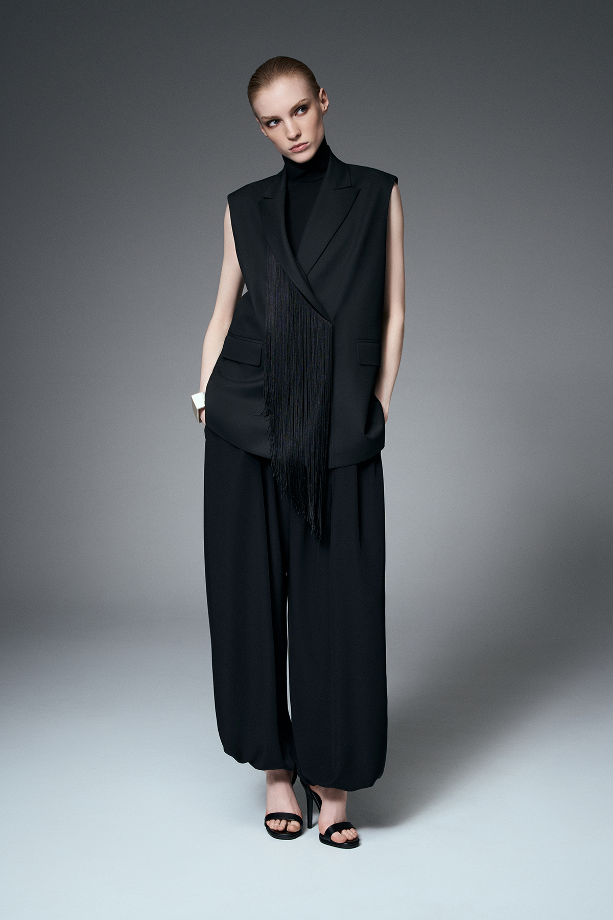 Жилет с бахромой VASSA&Co, пол женский, цвет черный, фото №3