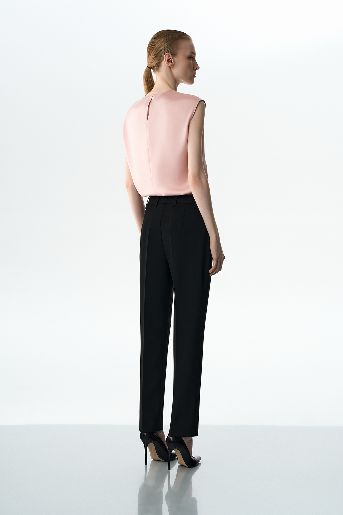 Брюки зауженные черные VASSA&Co, пол female, цвет black, фото №4